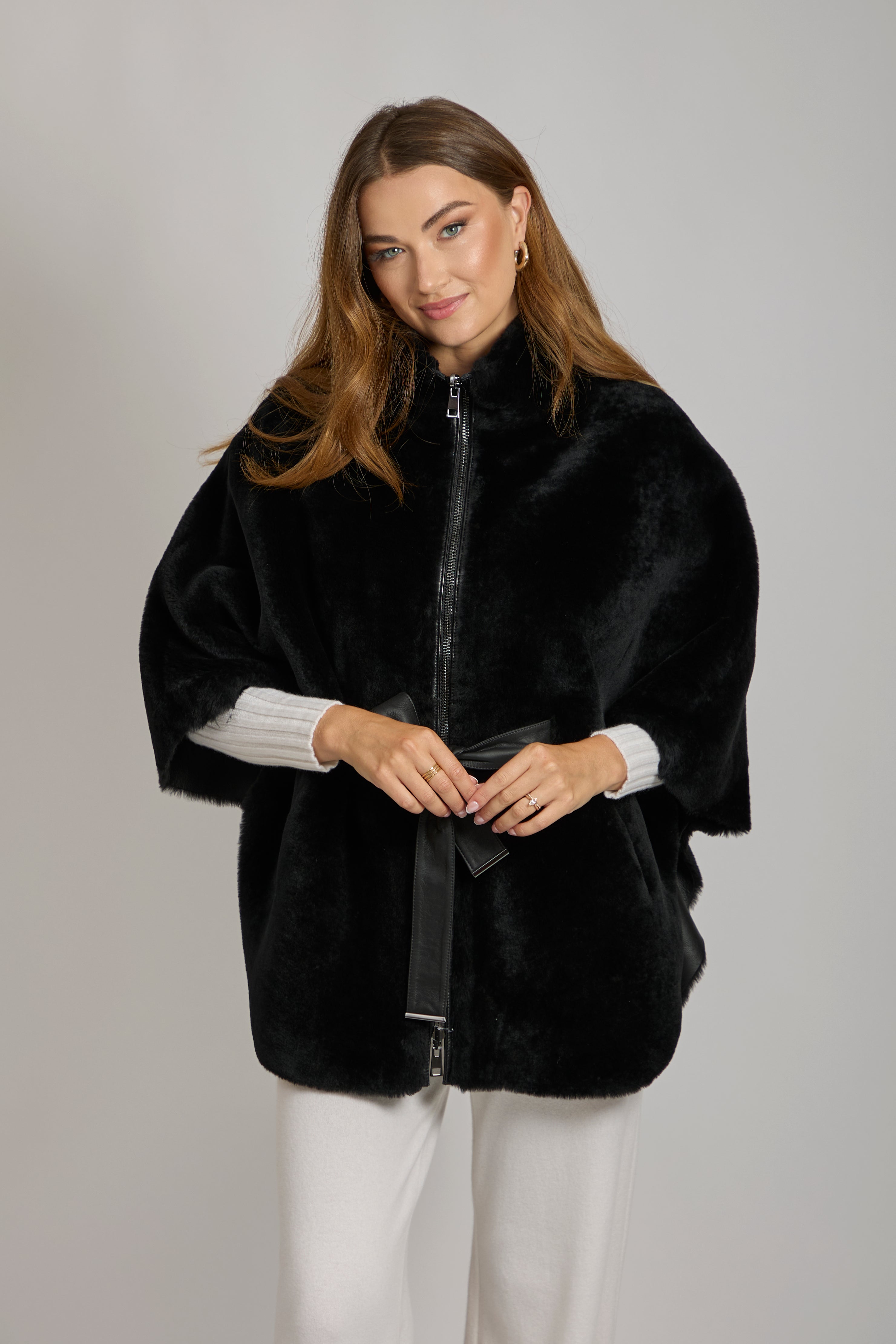 REVERSIBLE SHEARLING CAPE-BLACK