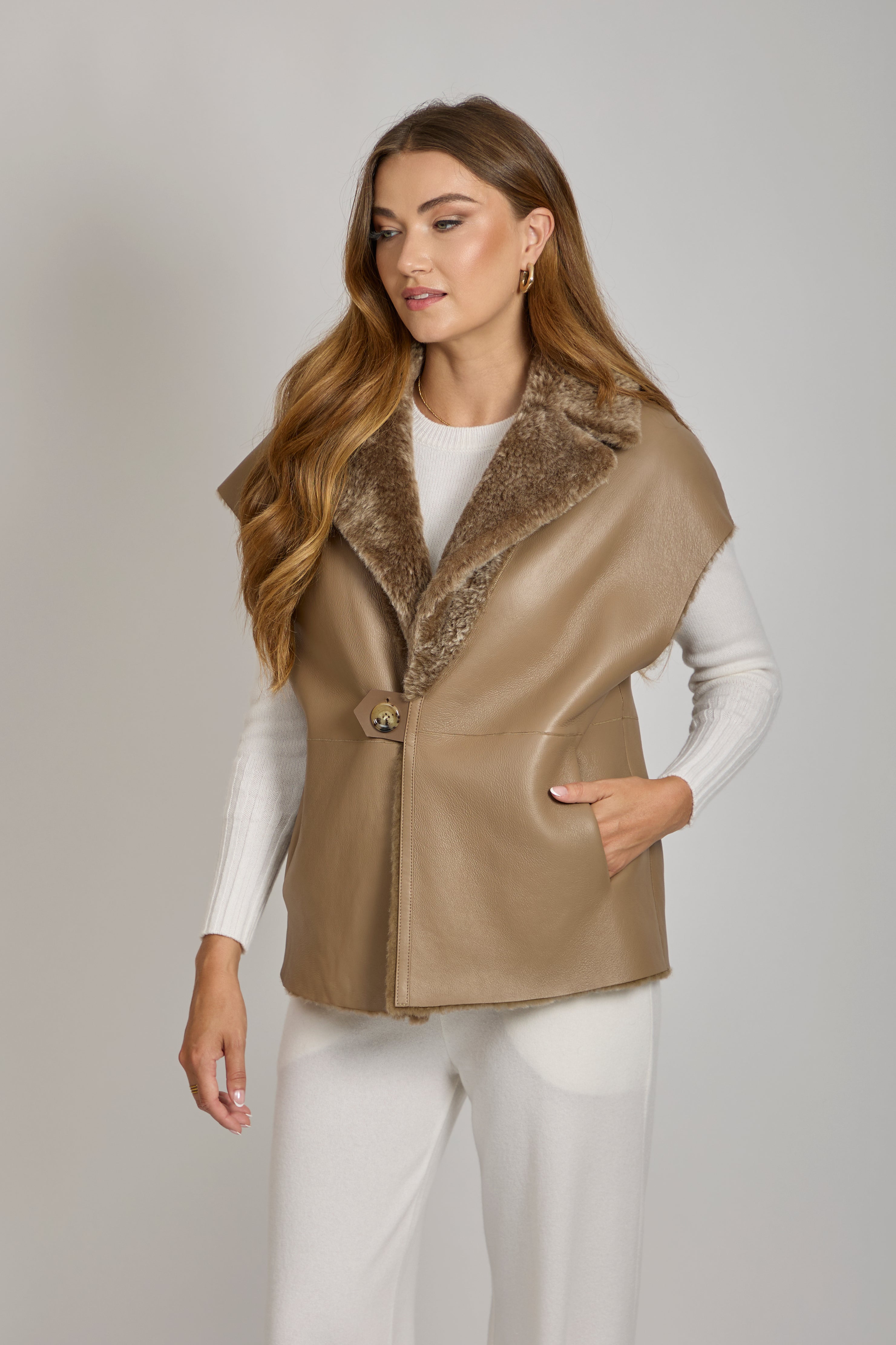 Cape réversible en peau lainée - Caramel