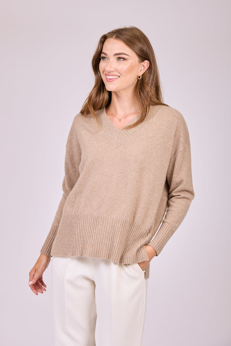 V NECK DETAILS SLITS - NOISETTE