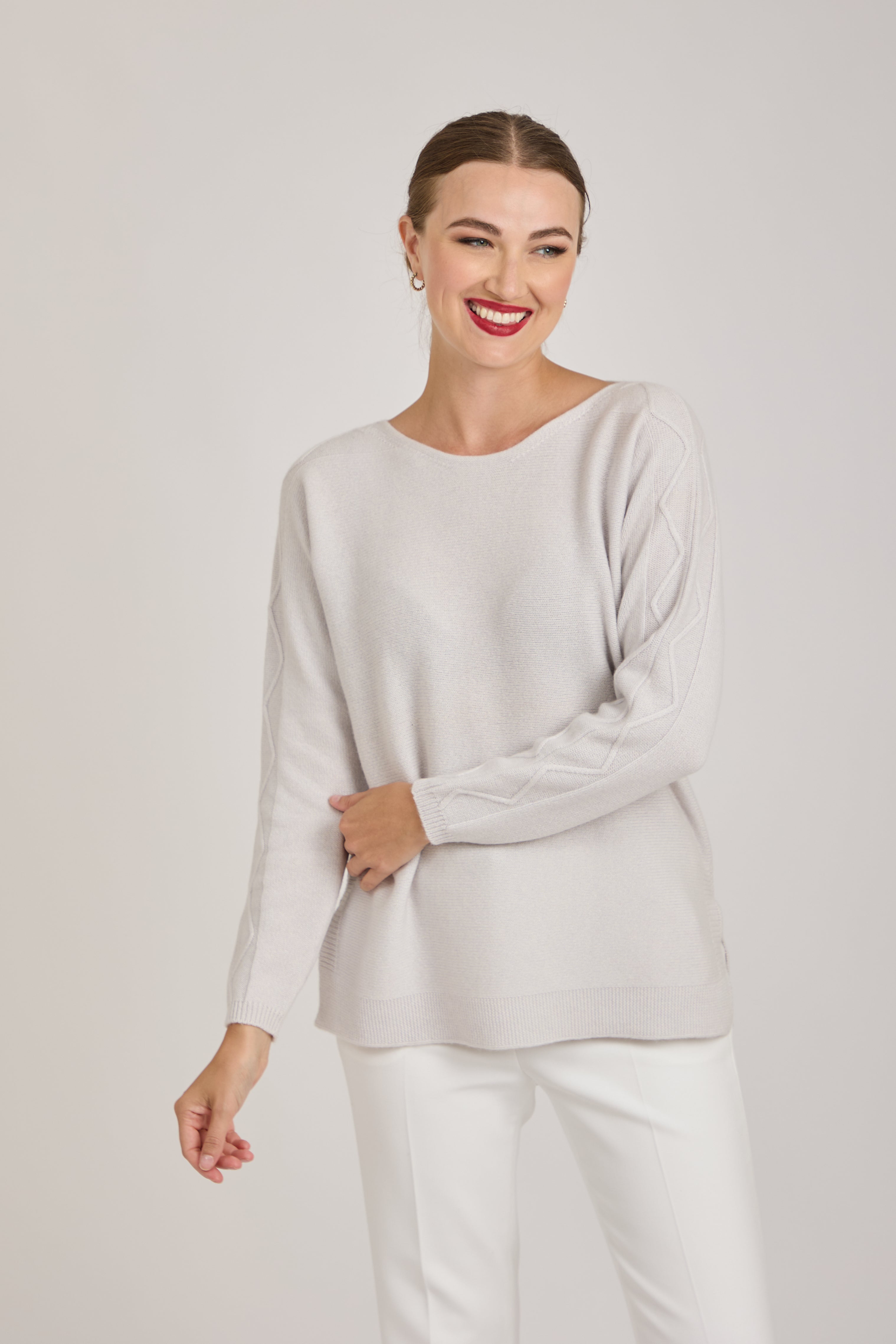 CREW NECK CABLE SLEEVE DETAIL - DOVE GREY