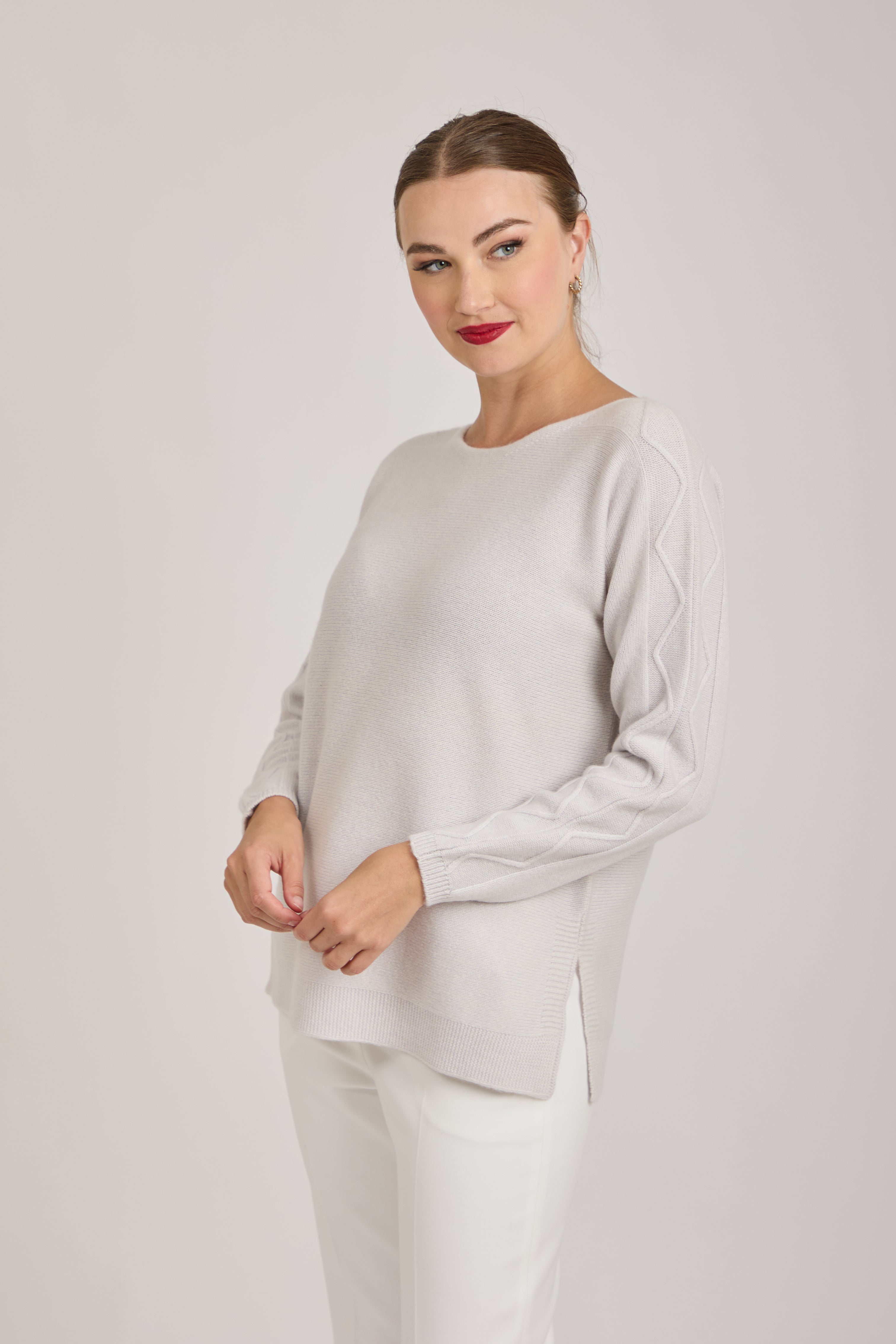 CREW NECK CABLE SLEEVE DETAIL - DOVE GREY