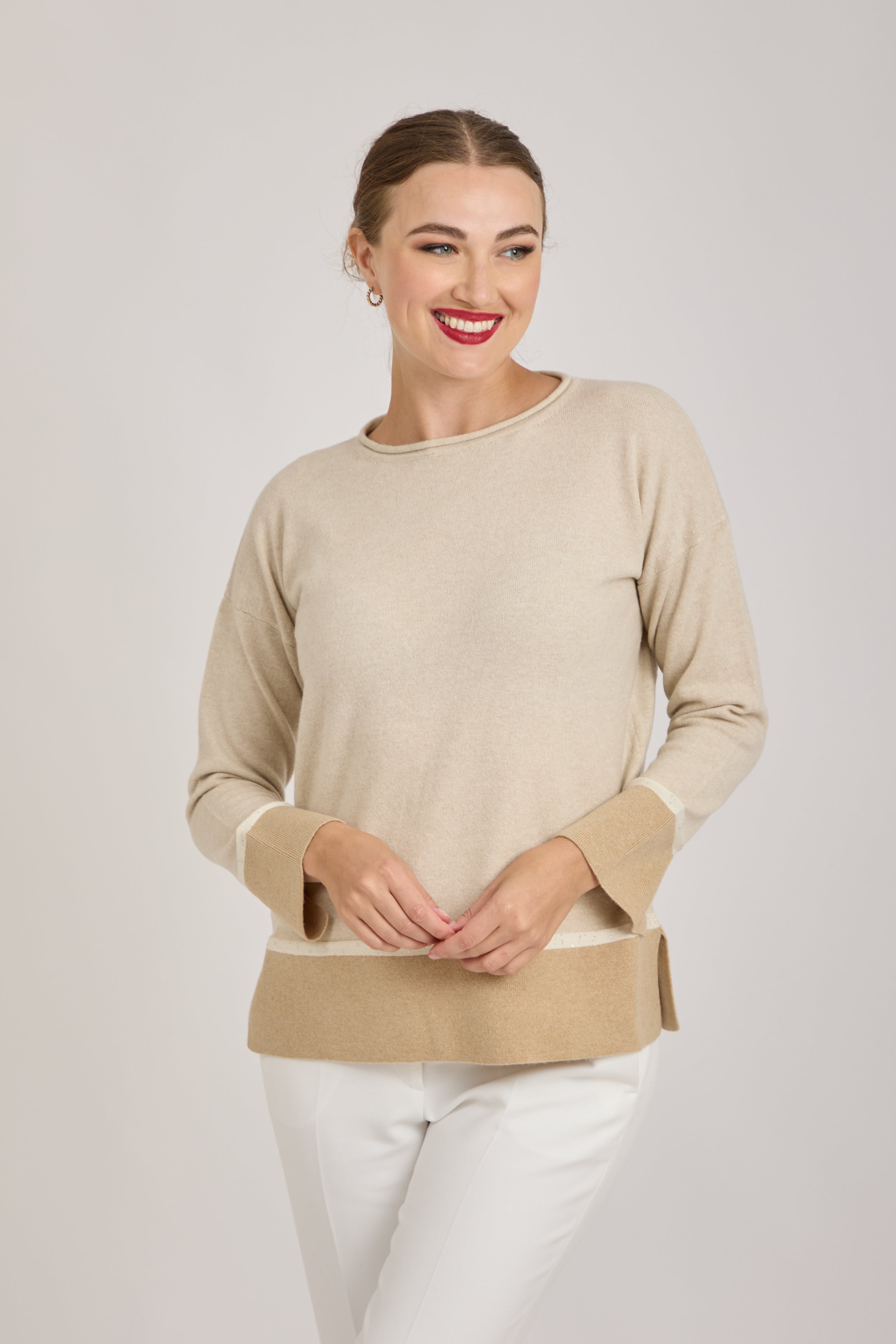 CREW NECK TRIM DETAIL - BEIGE
