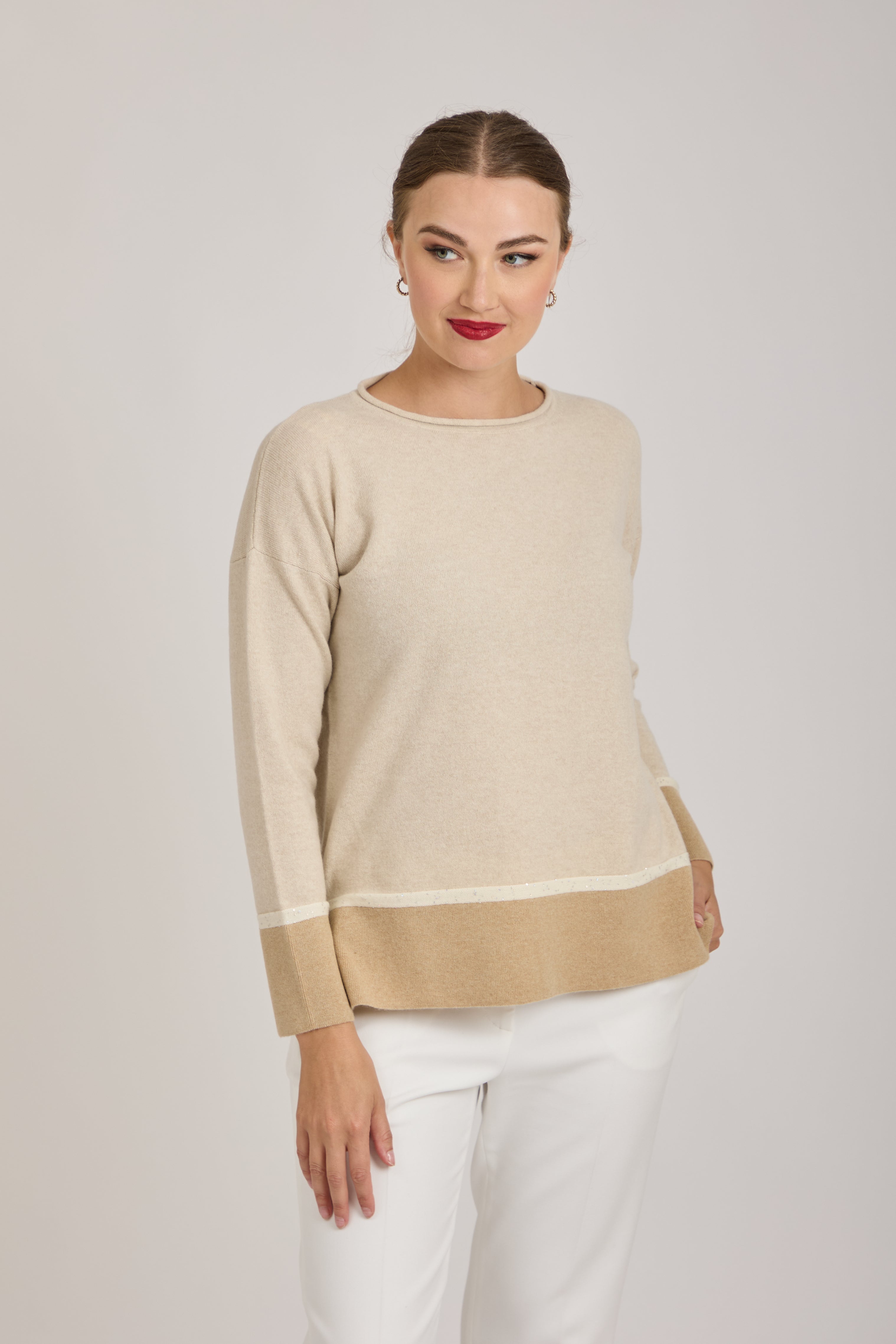 CREW NECK TRIM DETAIL - BEIGE