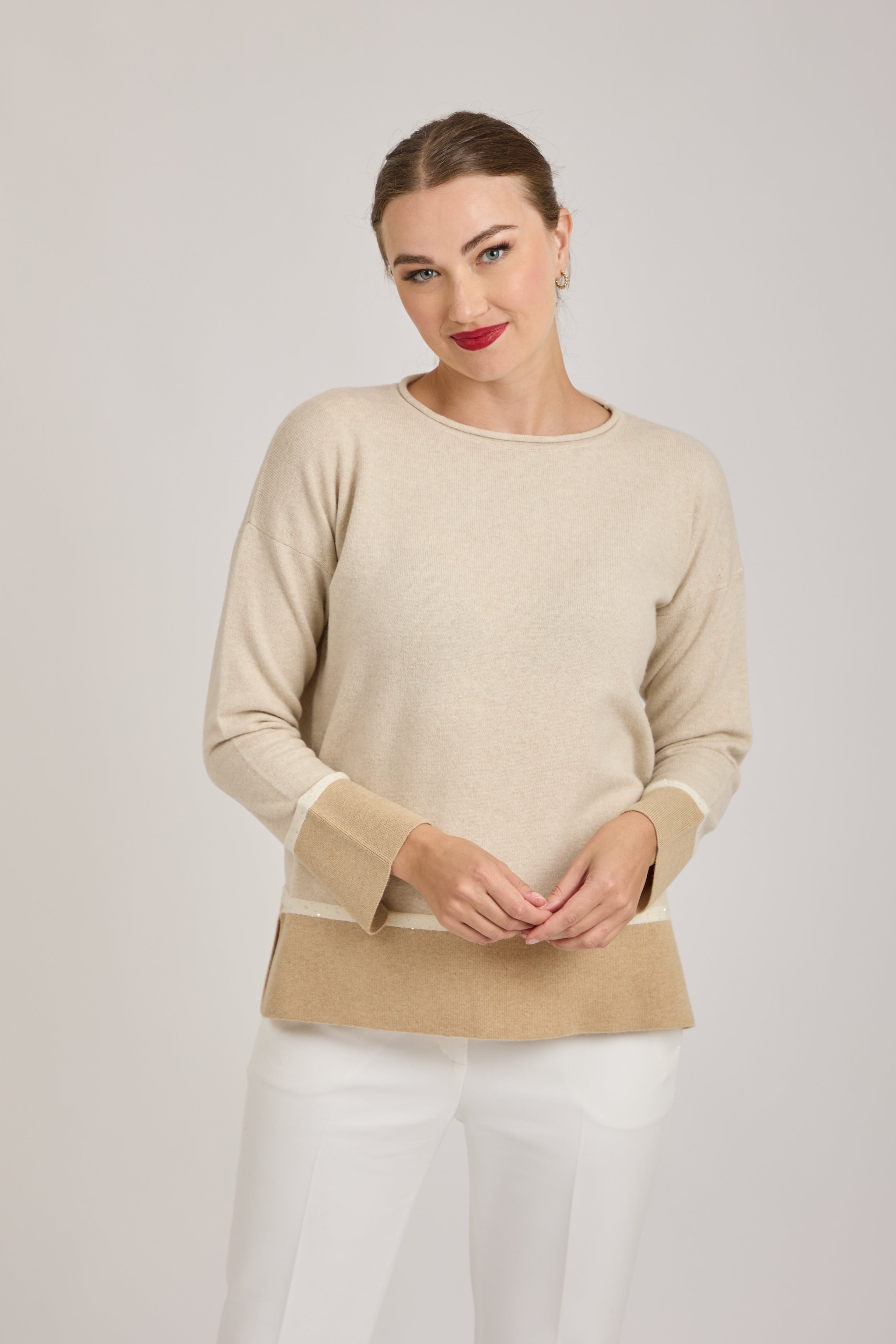 CREW NECK TRIM DETAIL - BEIGE