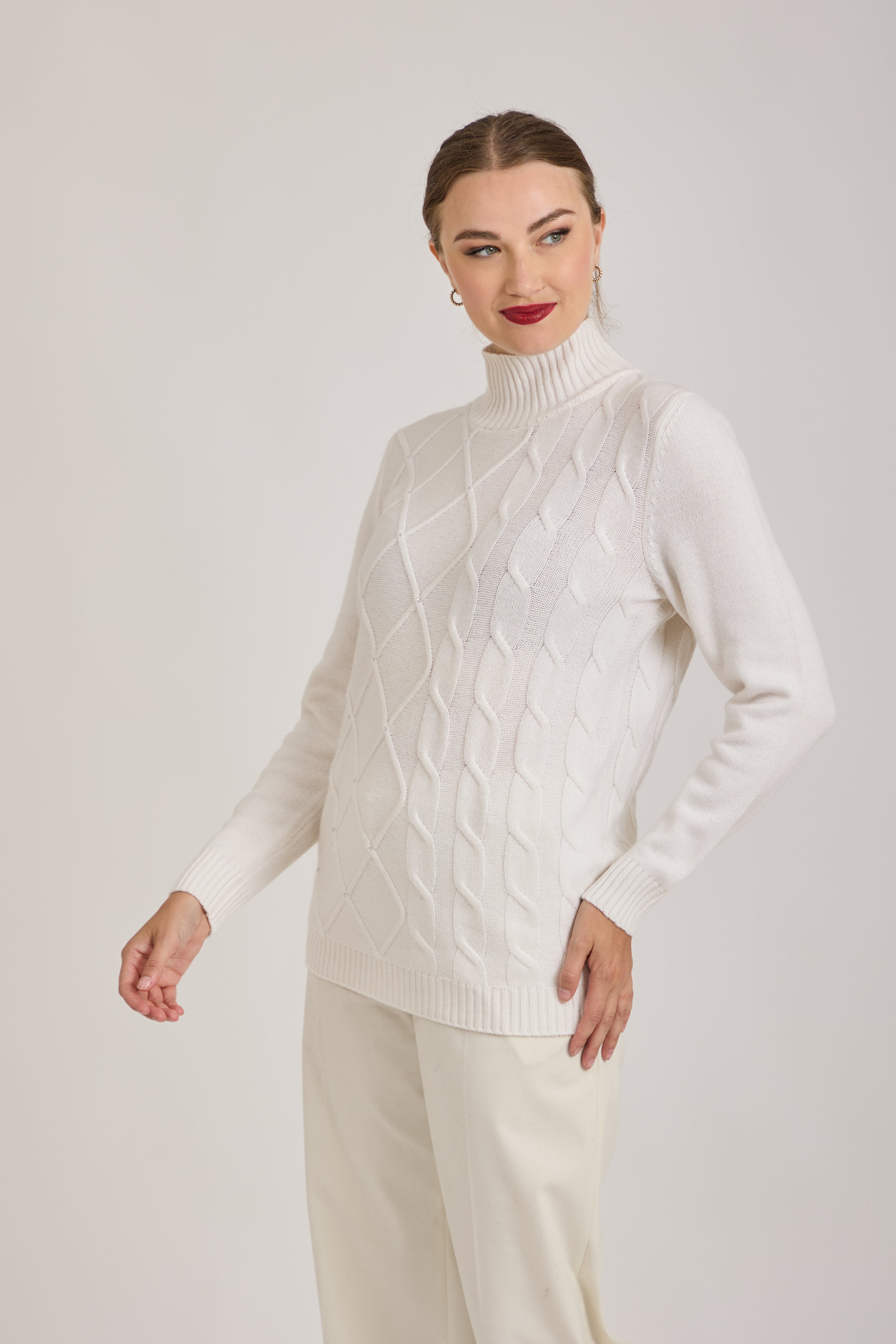 TURTLE NECK CABLE AND DIAMOND DETAIL - OFF WHITE