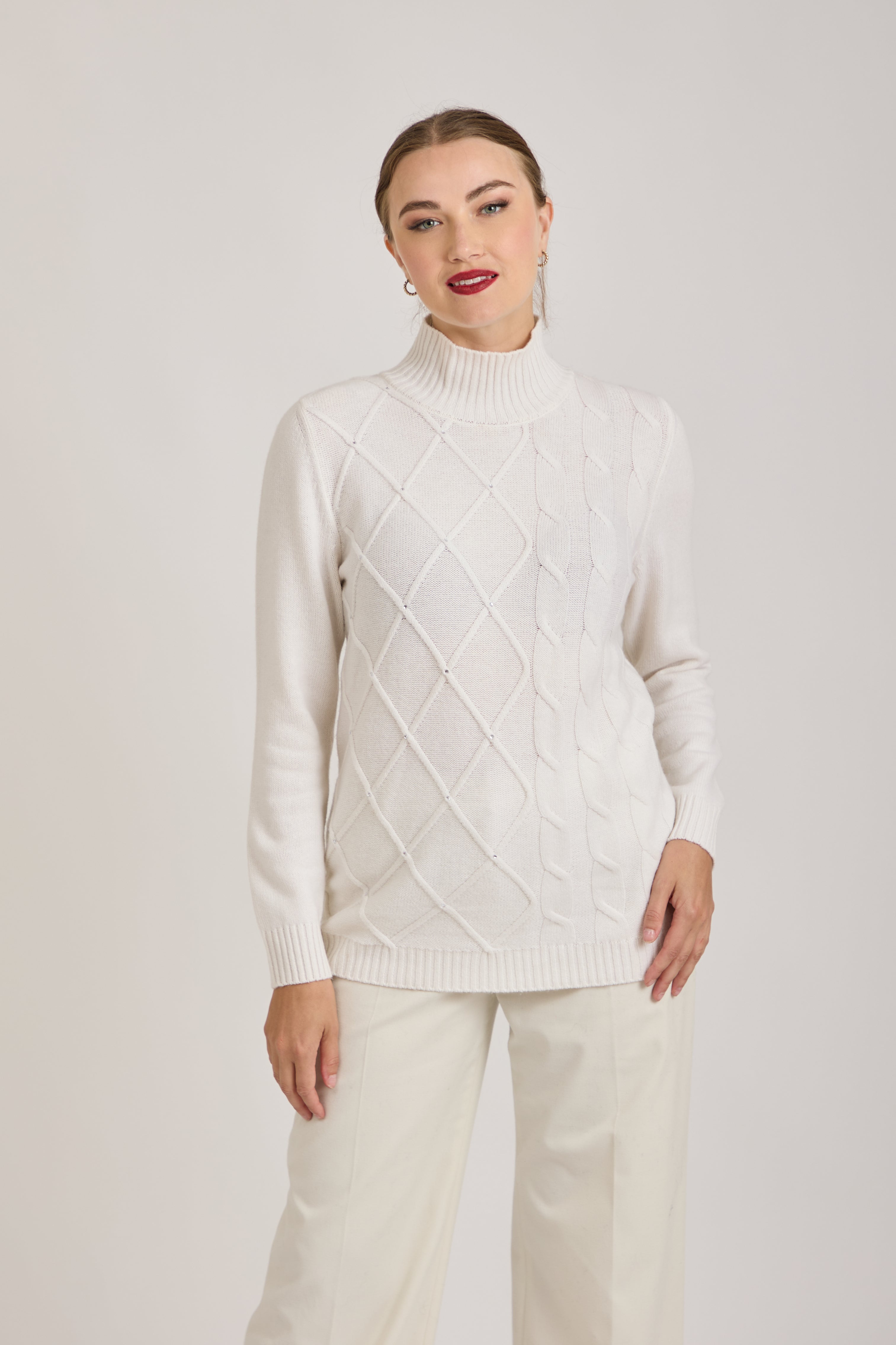 TURTLE NECK CABLE AND DIAMOND DETAIL - OFF WHITE