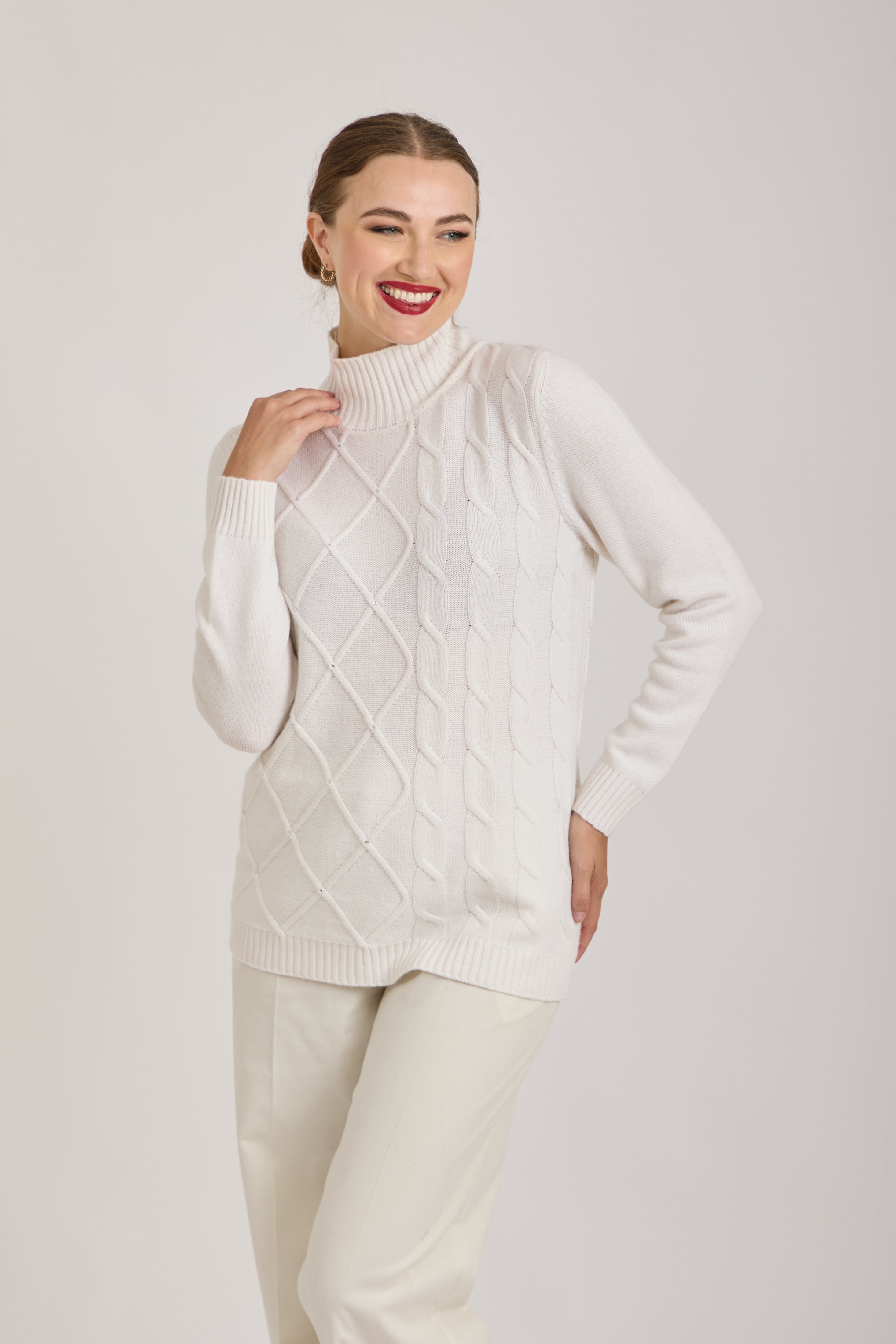 TURTLE NECK CABLE AND DIAMOND DETAIL - OFF WHITE