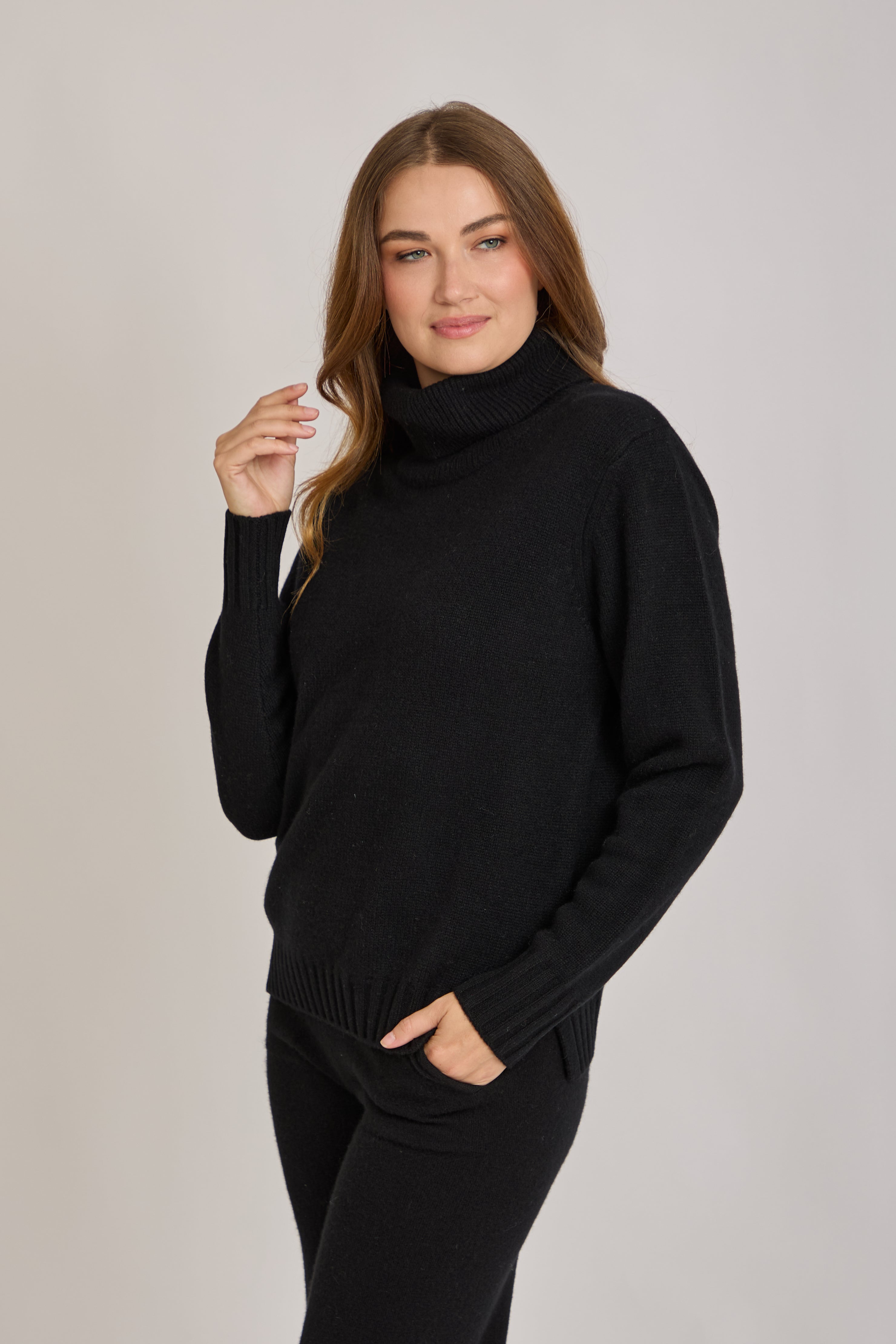 CASHMERE TURTLE NECK JUMPER-BLACK
