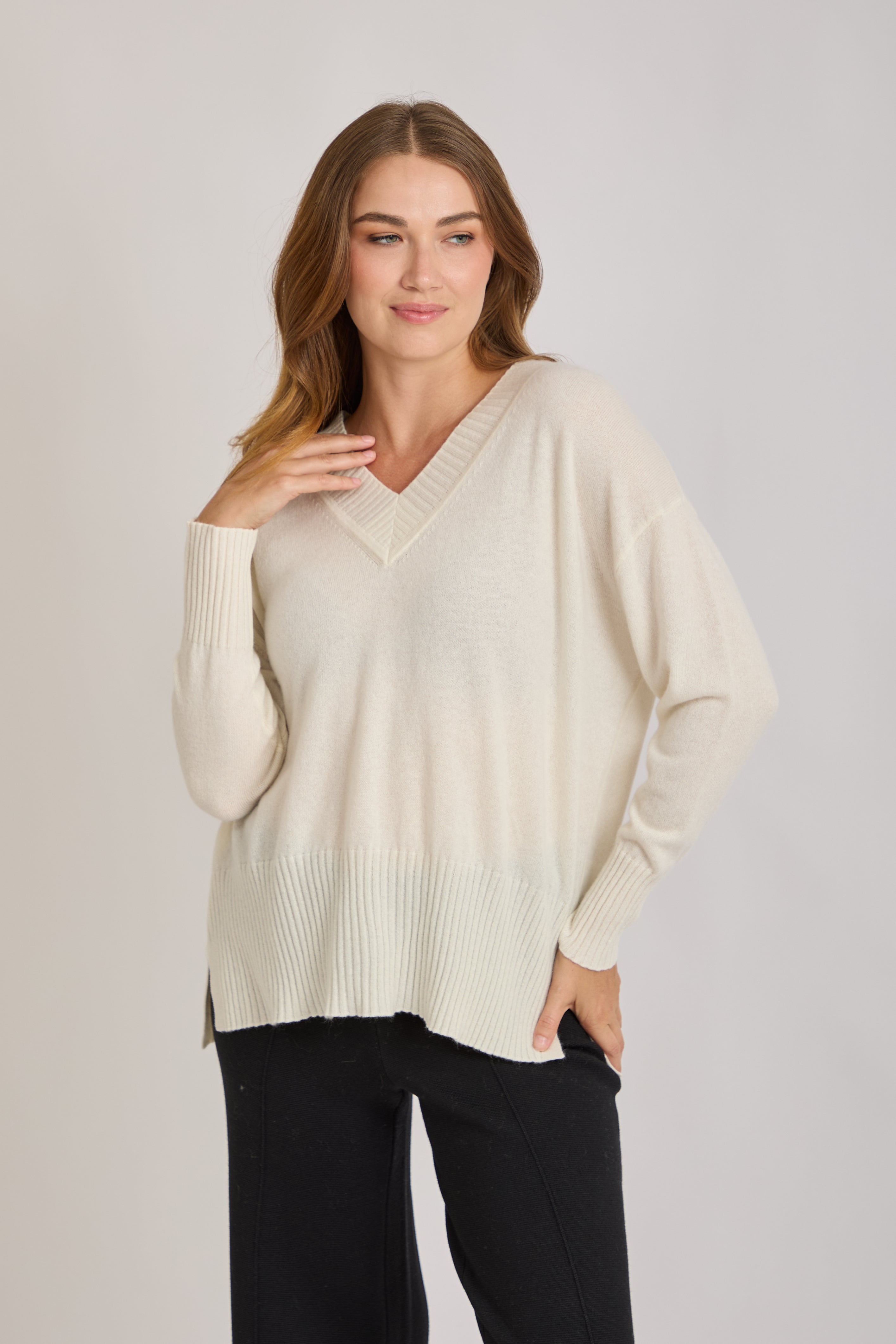 V NECK CASHMERE JUMPER-LATTE