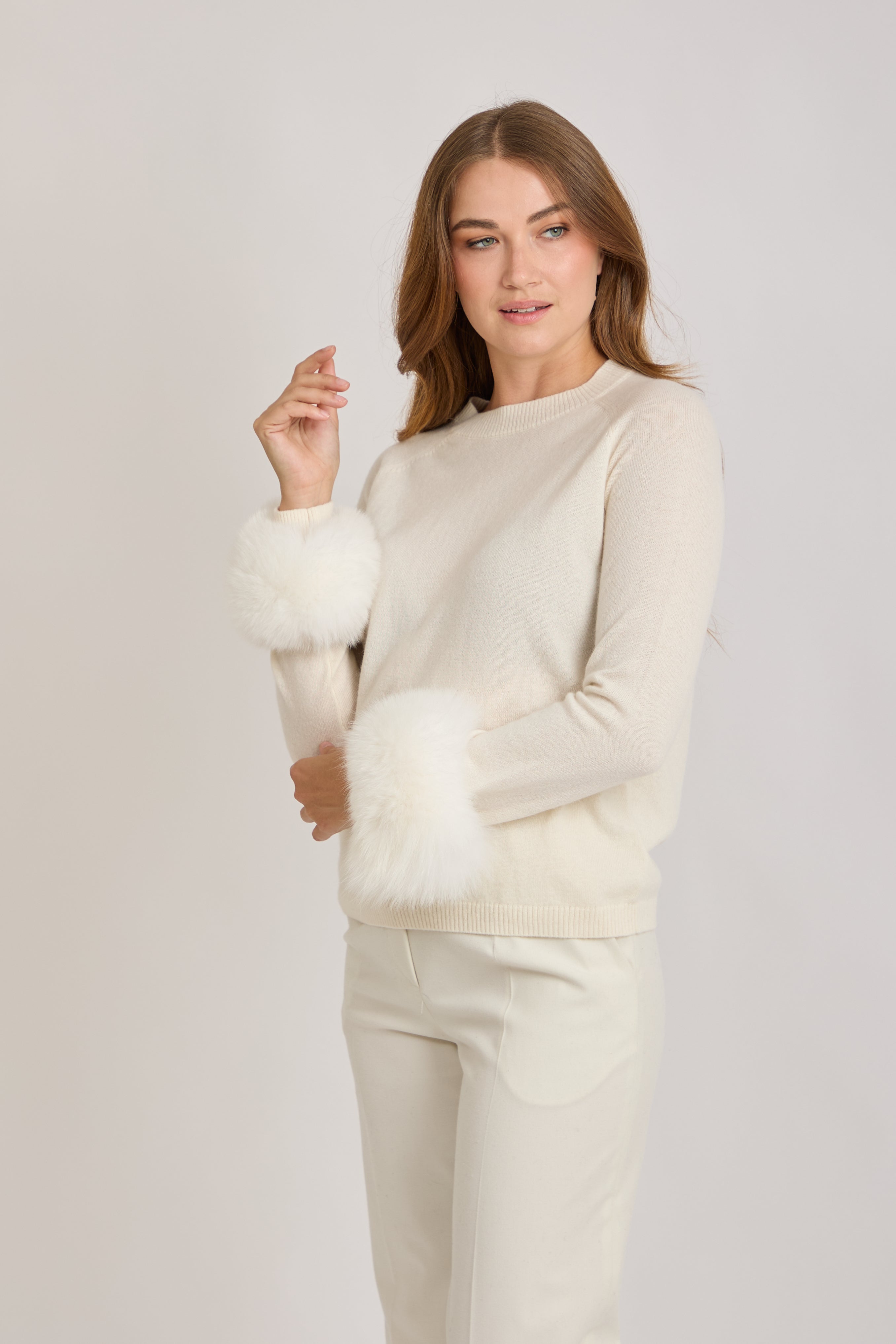THIN CASHMERE WITH FOX CUFFS-OFF WHITE