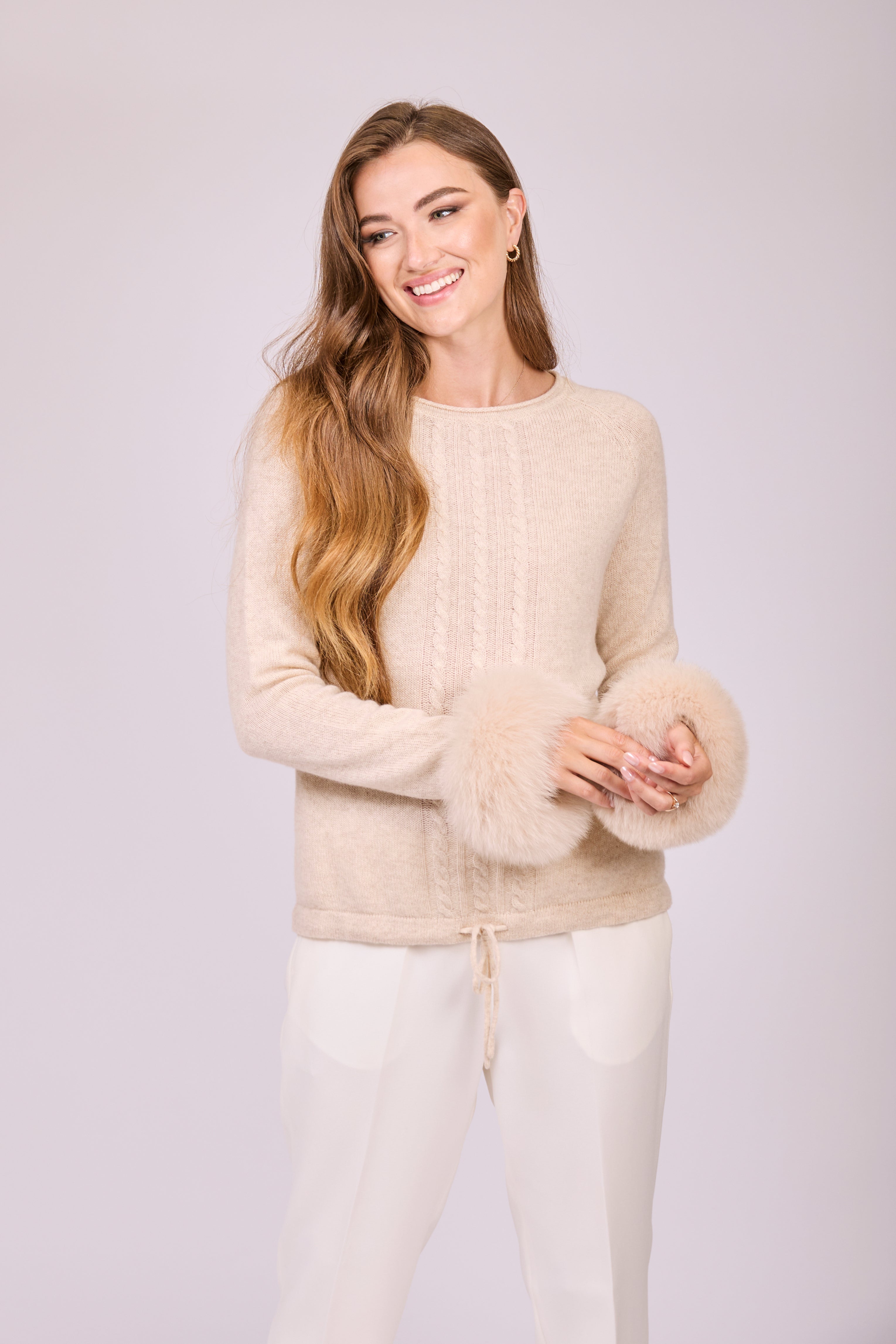 Pull en cachemire avec poignets en fourrure de renard, beige