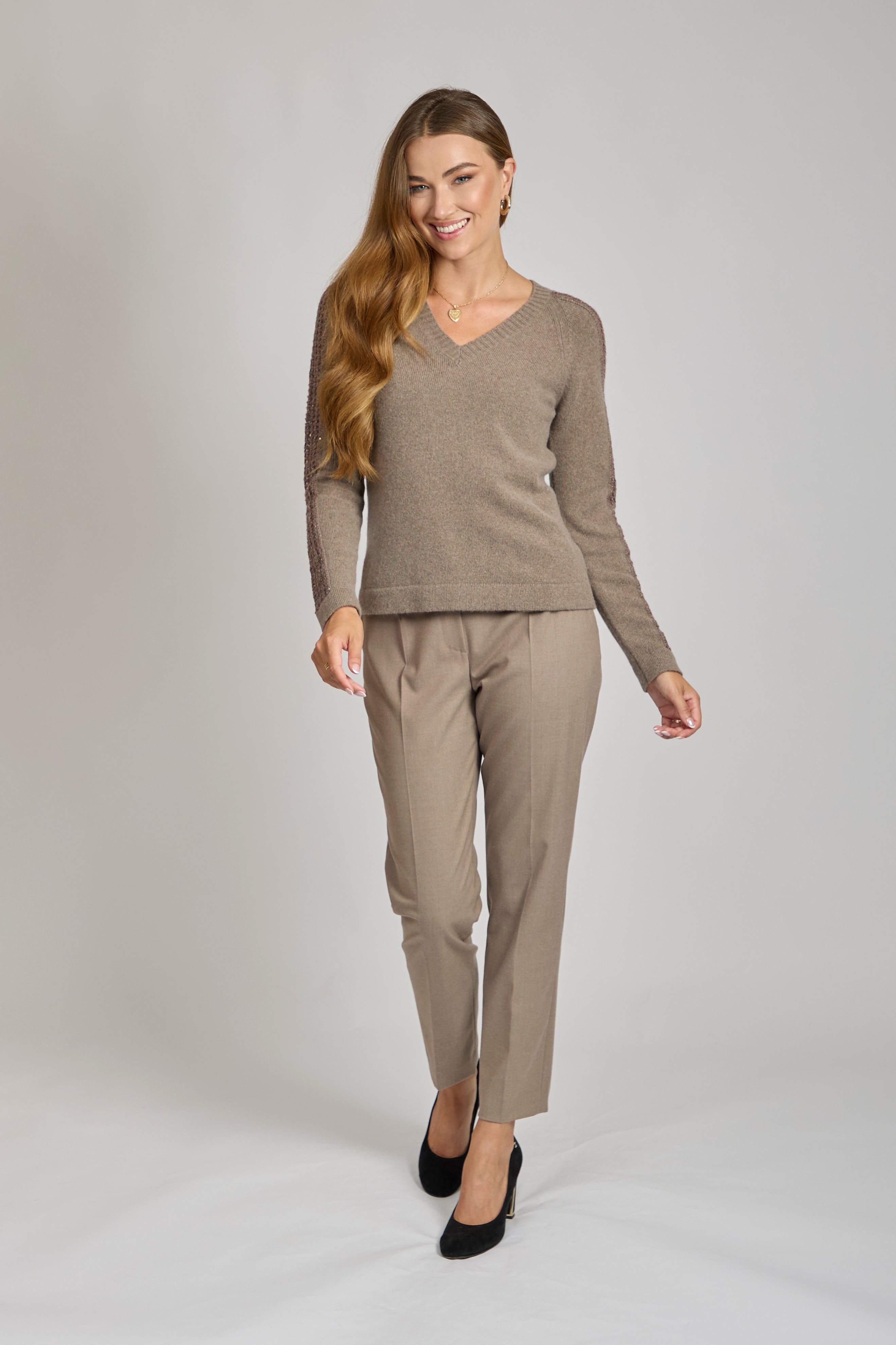 Pull en cachemire taupe à col en V et détails côtelés