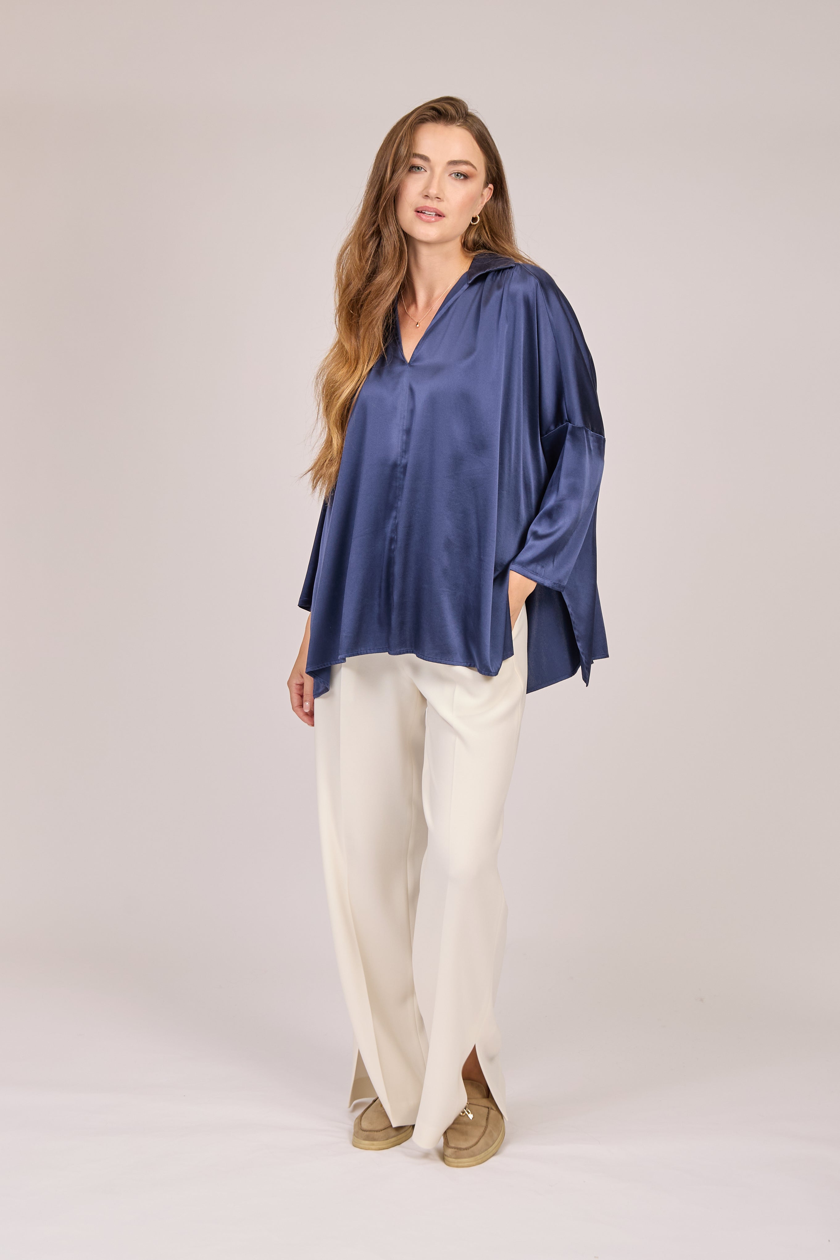 Chemise en soie oversize, bleu marine