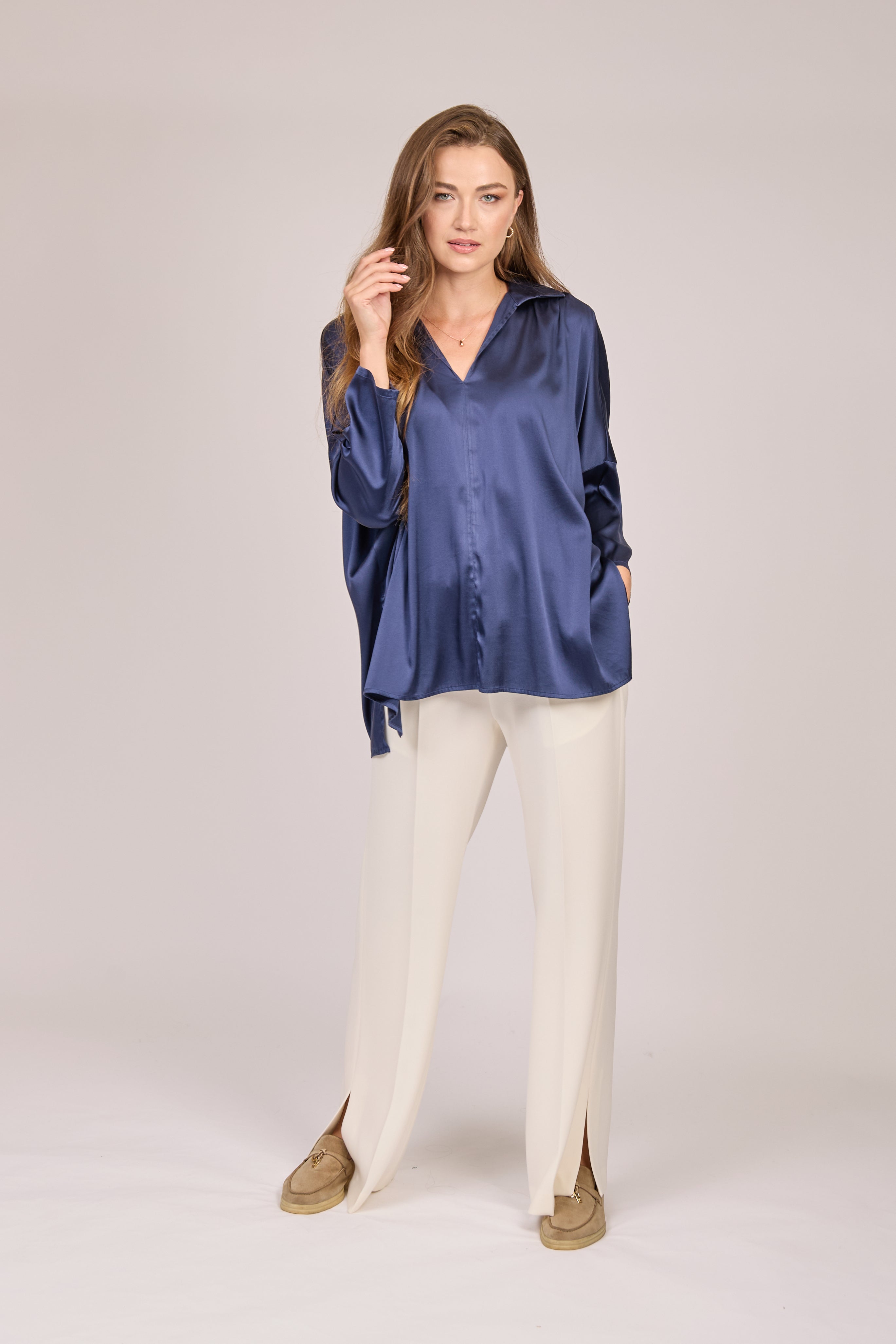 Chemise en soie oversize, bleu marine