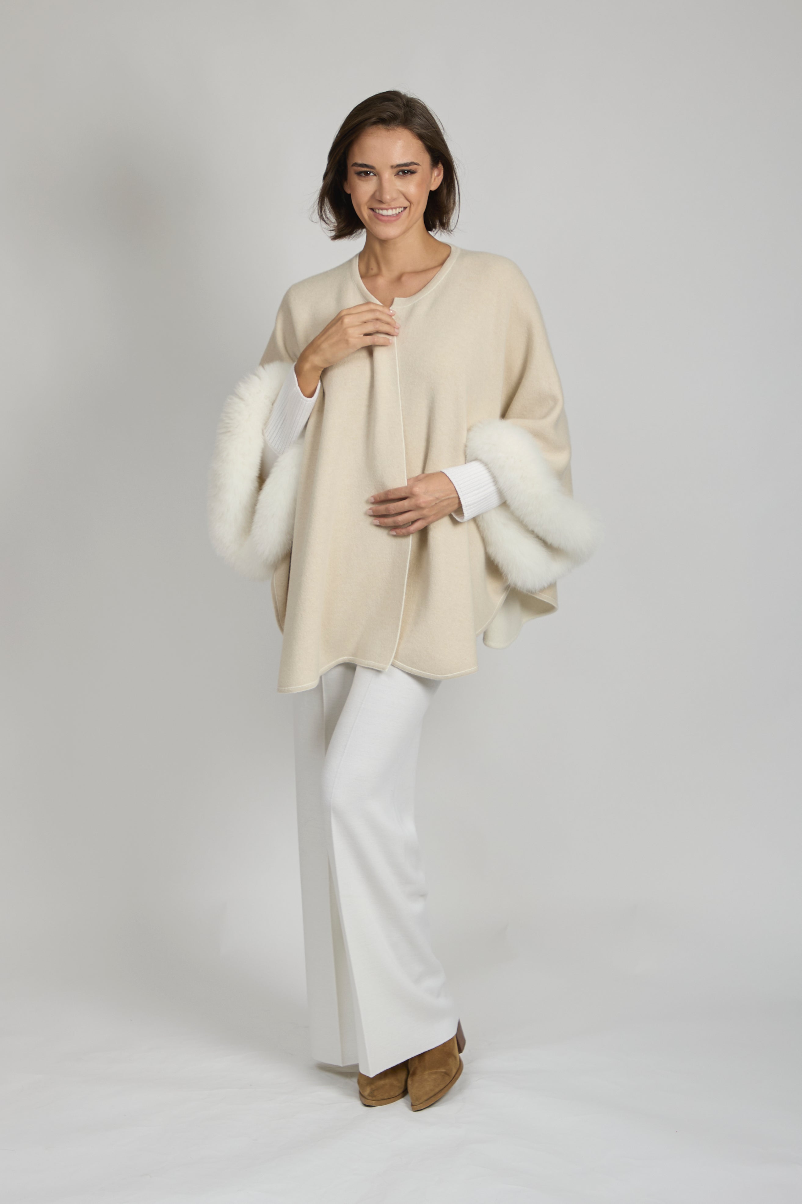 REVERSIBLE CAPE WITH FOX FUR DETAILS-WHITE