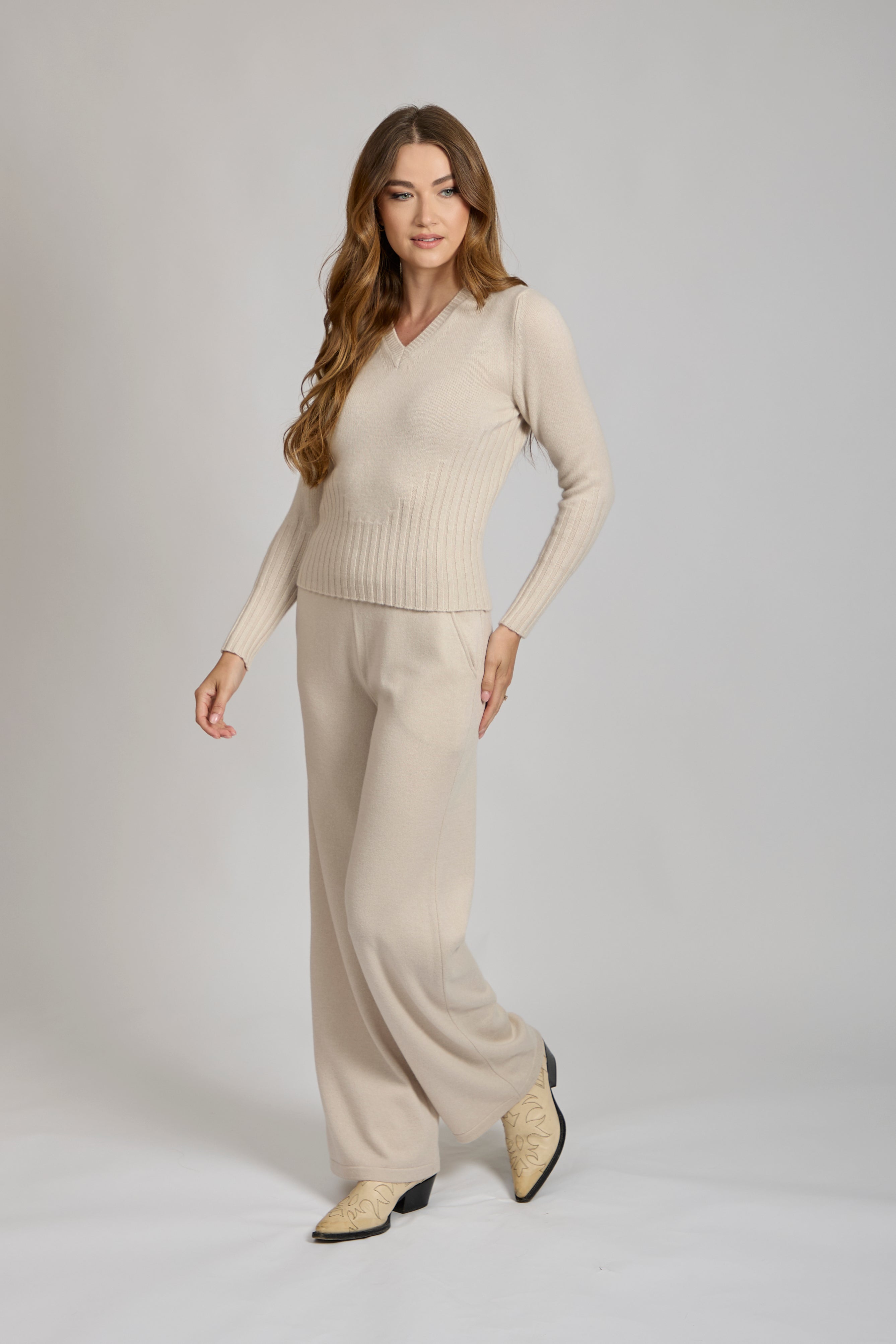 Pull en cachemire beige à col en V