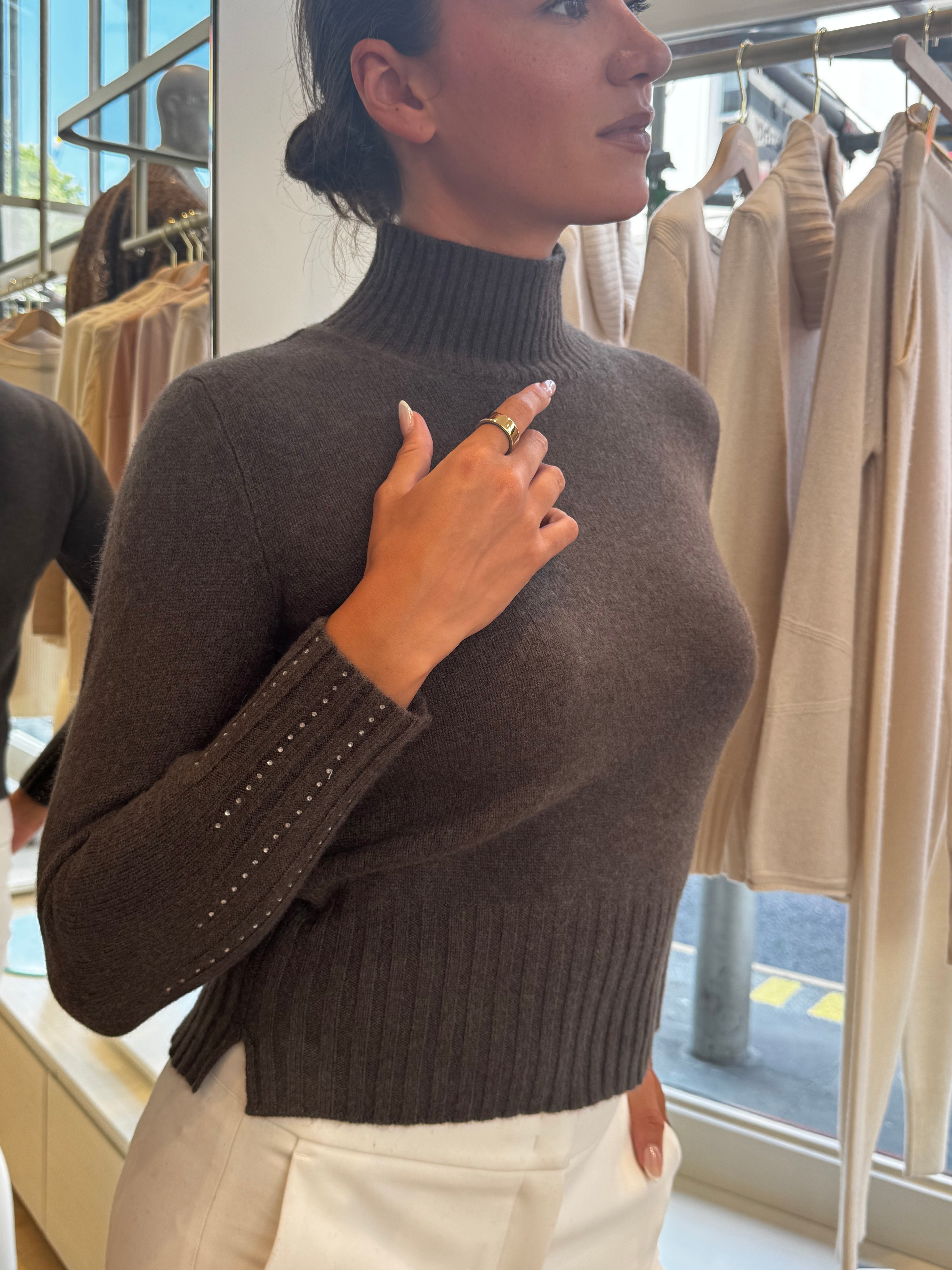 HIGH NECK WITH STUDS - MARONNE