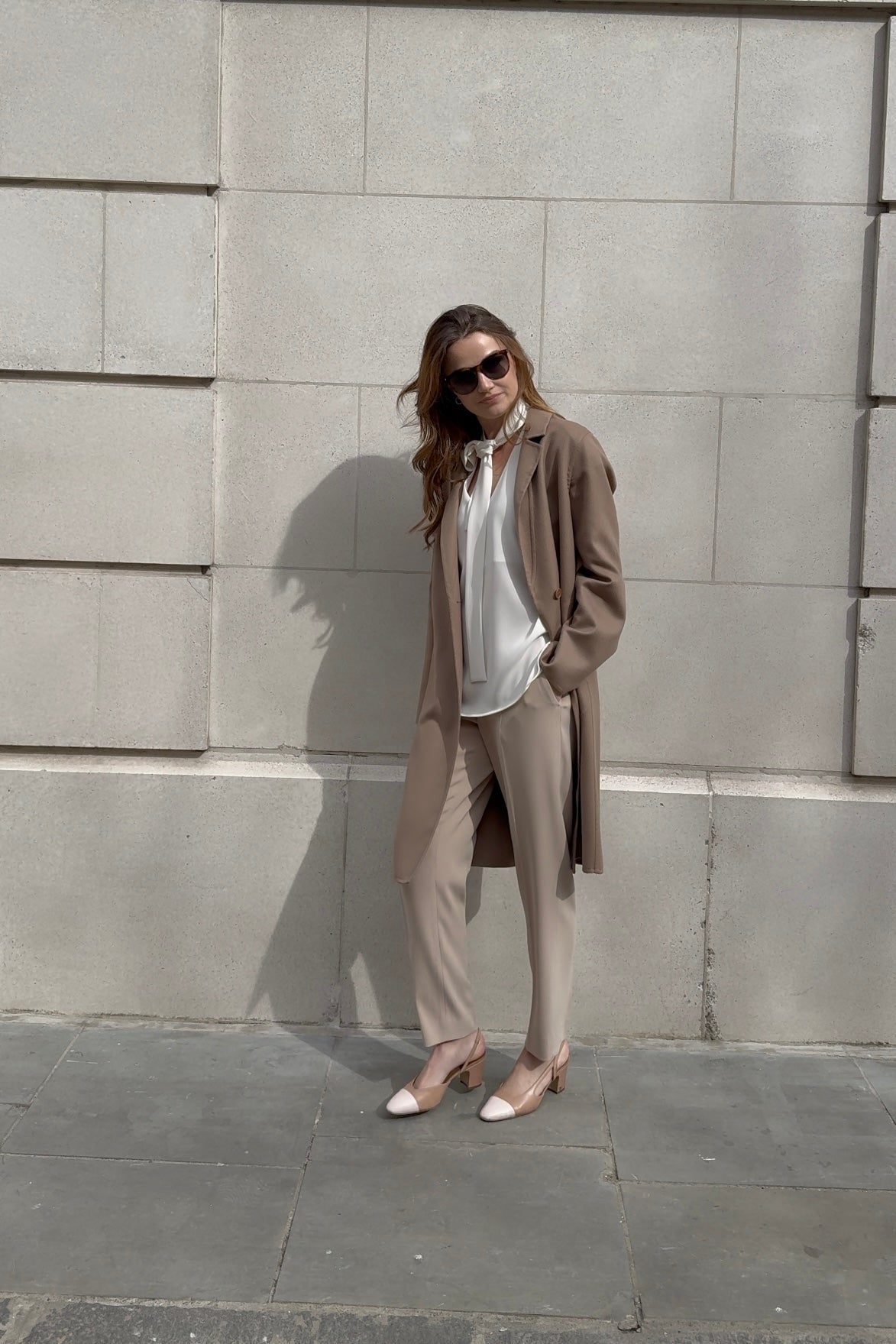 Divine Cashmere Cara cashmere coat, tailored mid-length with clean lines and long sleeves.