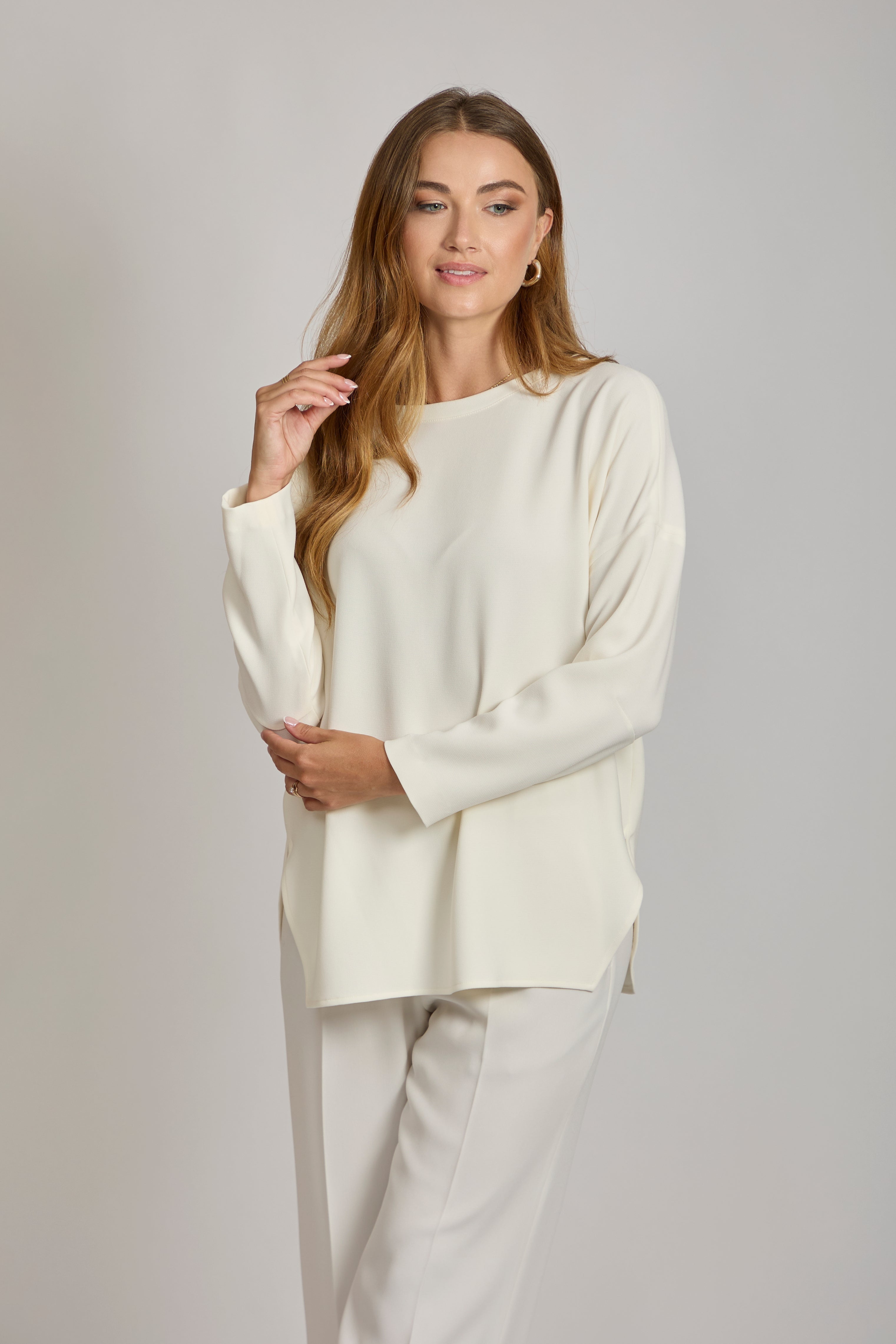 Divine Cashmere cashmere blouse, relaxed V-neck silhouette with long sleeves and soft drape