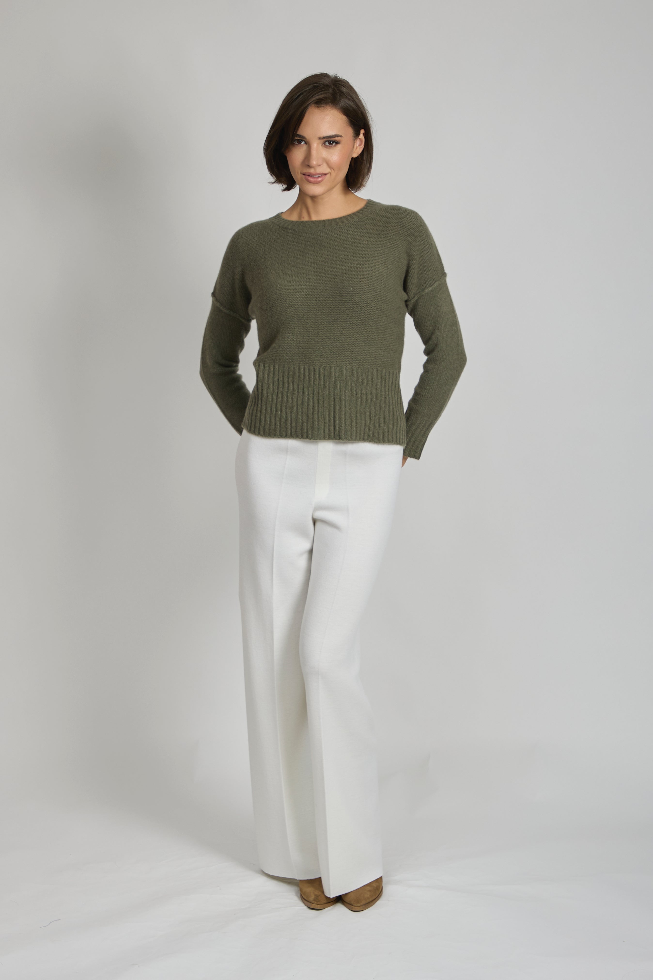 Cashmere crew neck jumper with long sleeves and ribbed neckline and hem