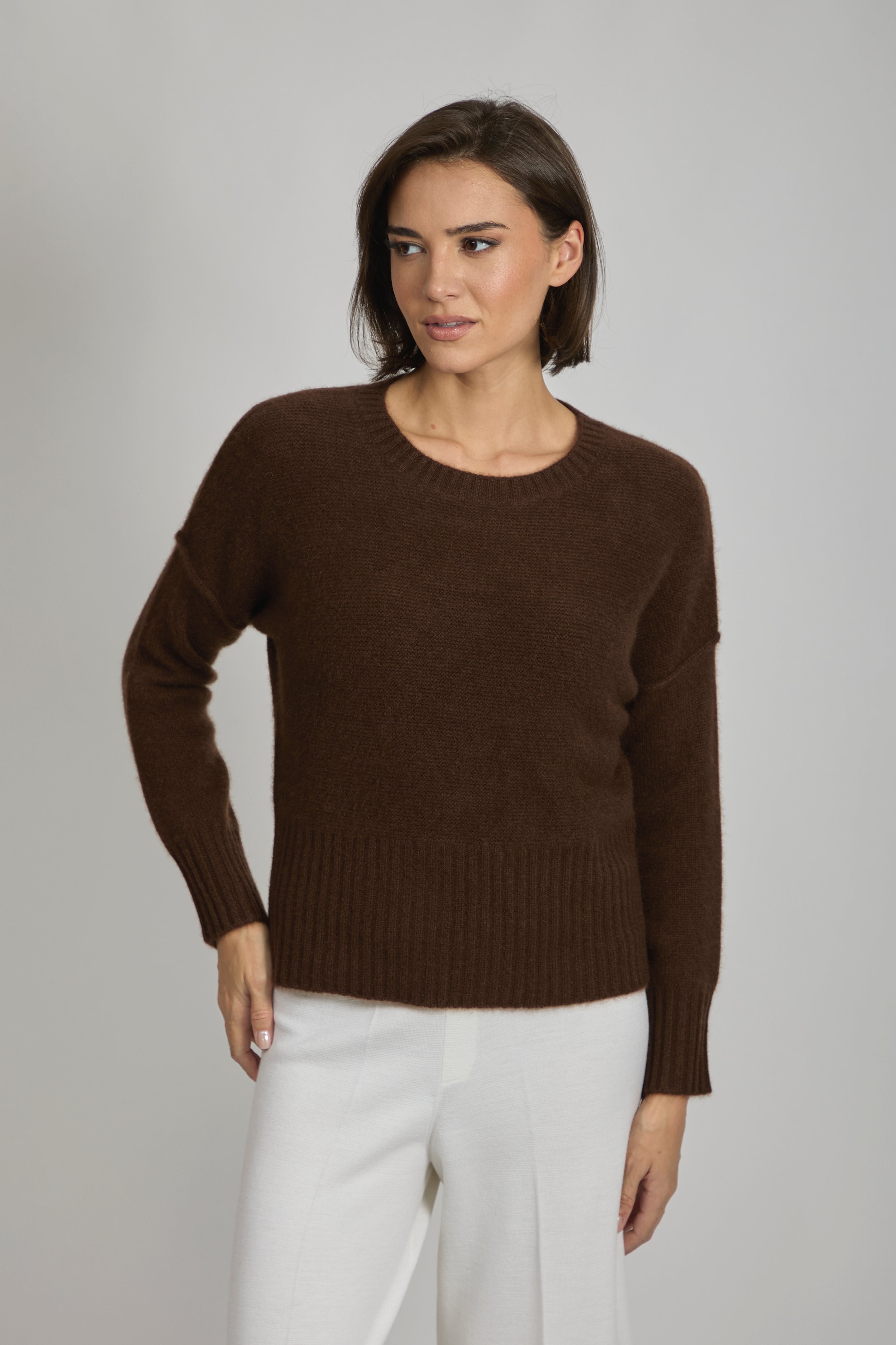 Cashmere crew neck jumper with long sleeves and ribbed neckline and cuffs