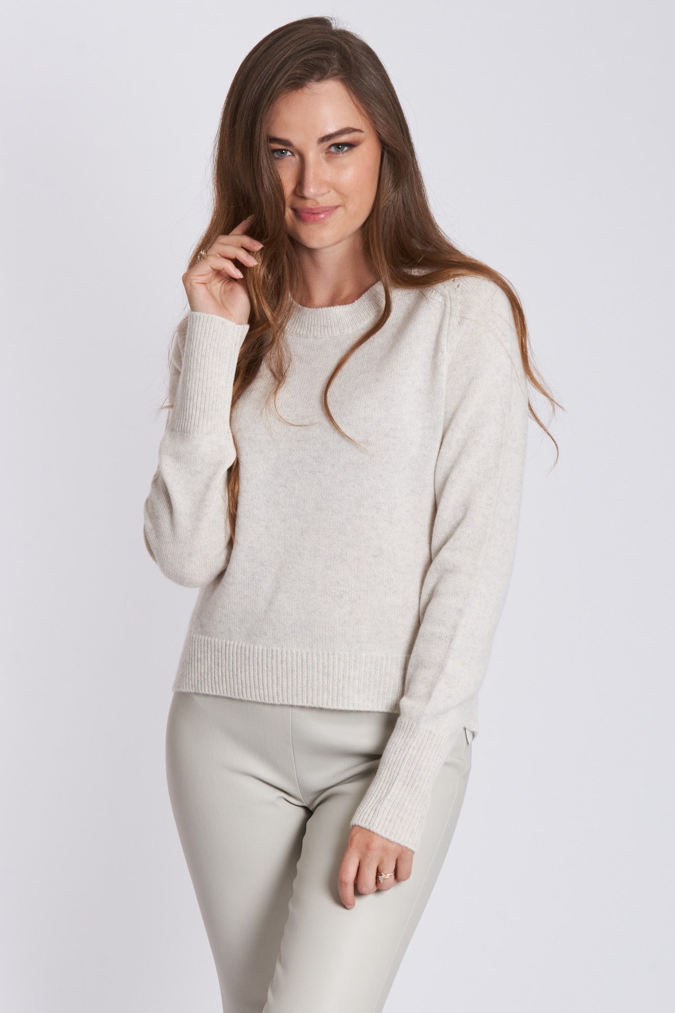 Crew neck cashmere sweater with subtle ribbed trims and classic silhouette
