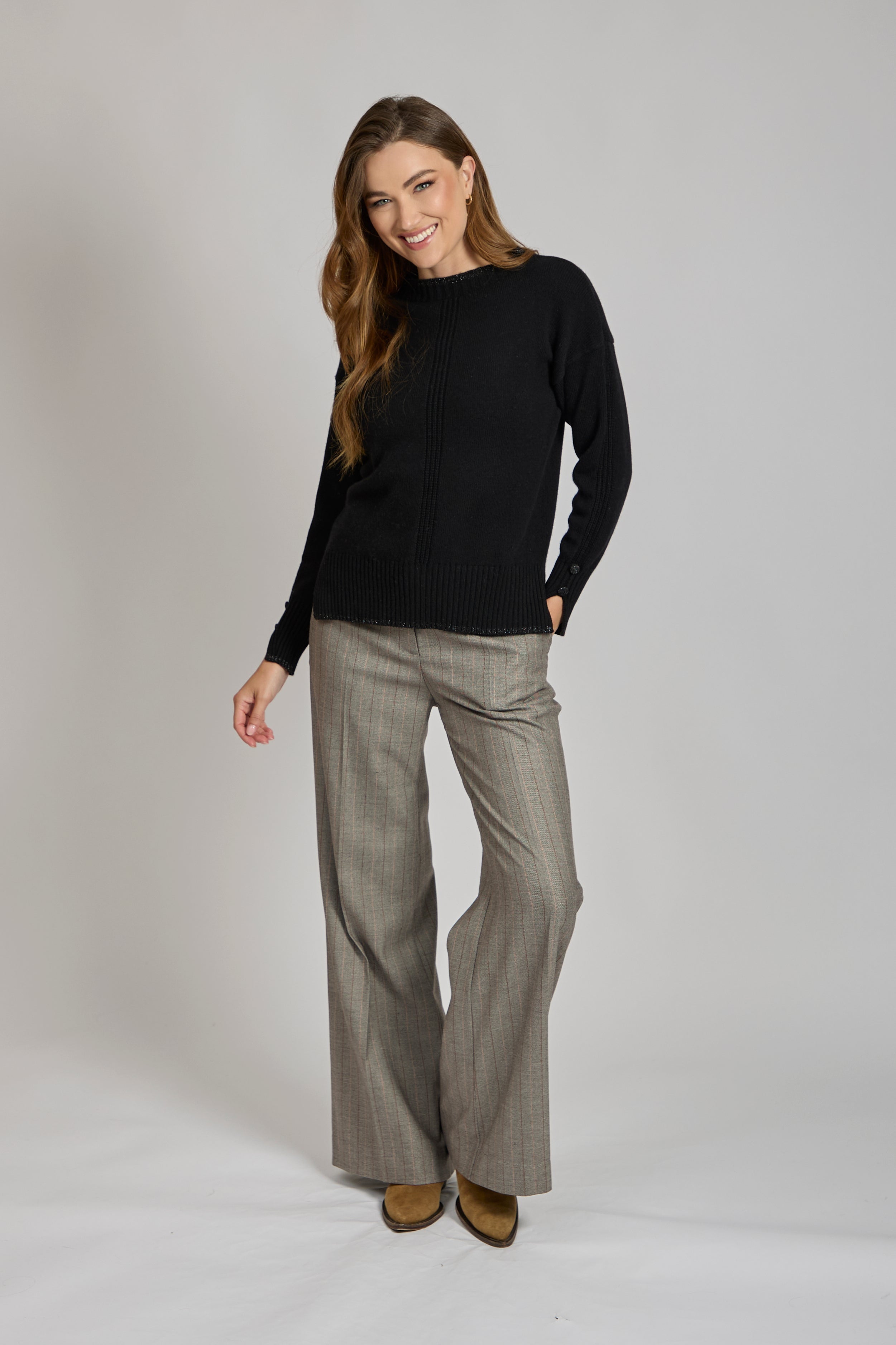 Divine Cashmere crew-neck sweater, soft cashmere, classic cut with long sleeves