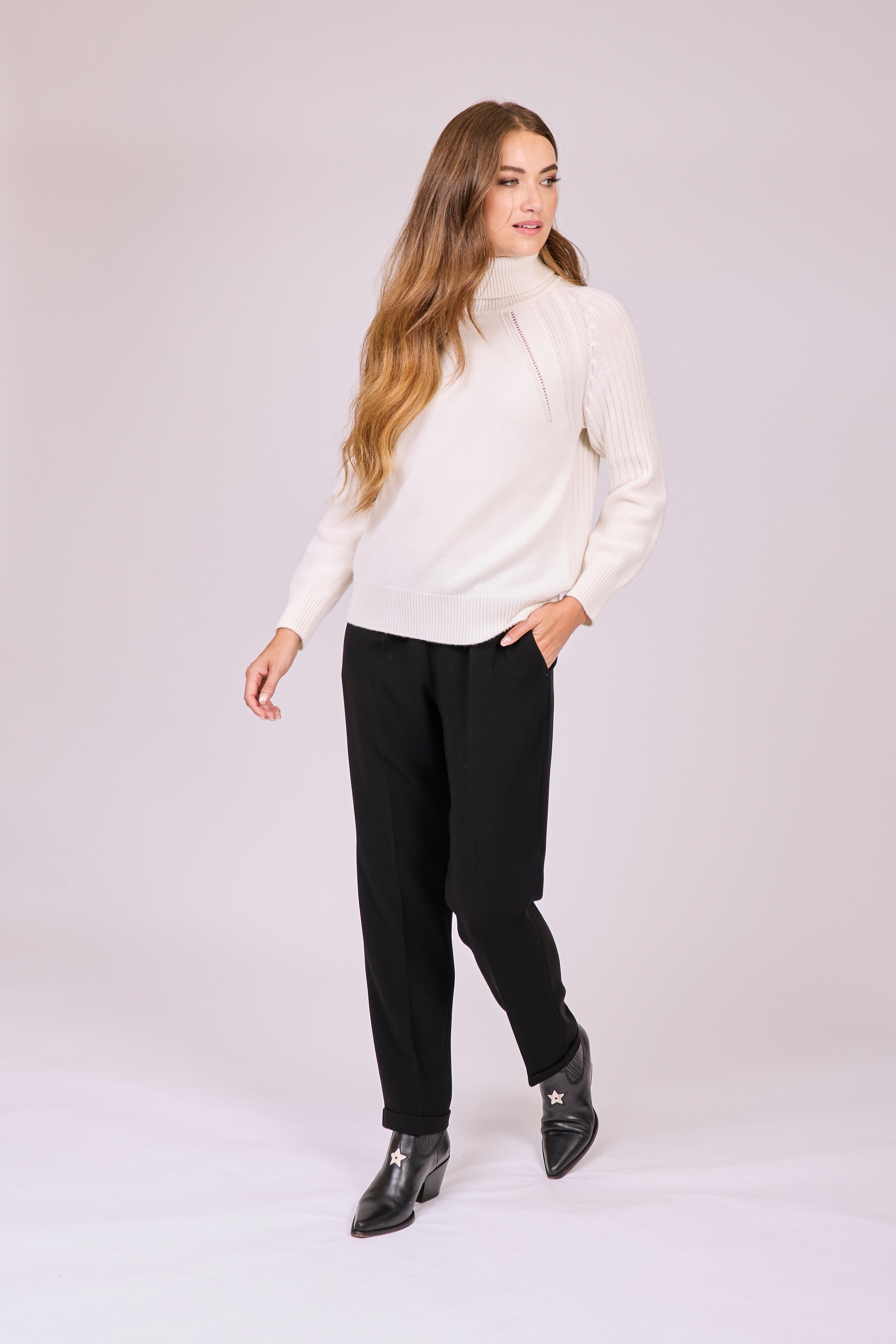 Divine Cashmere trousers in cashmere with elastic waistband, straight leg and front crease