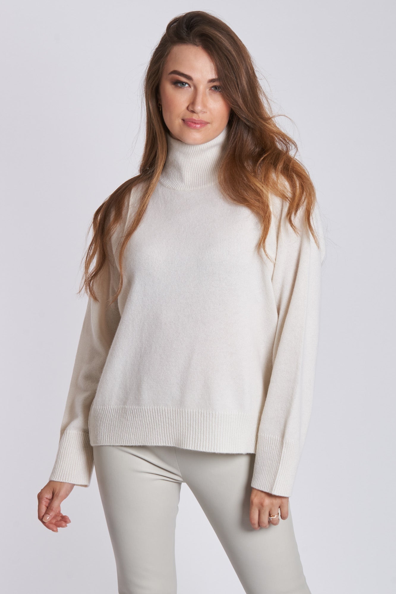 Cashmere high-neck jumper with long sleeves and clean, relaxed silhouette