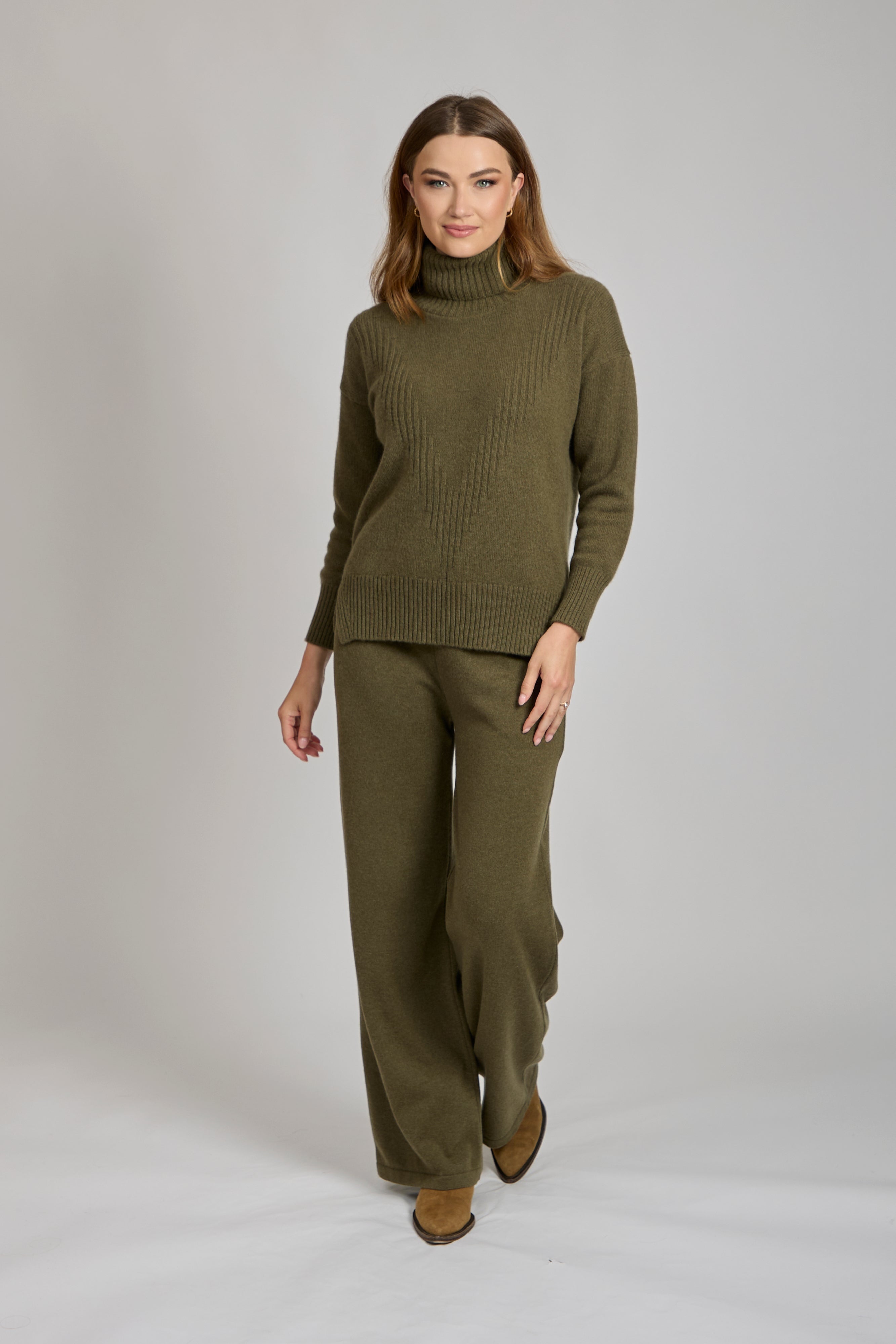 Divine Cashmere high-neck jumper in soft cashmere with ribbed funnel collar and long sleeves