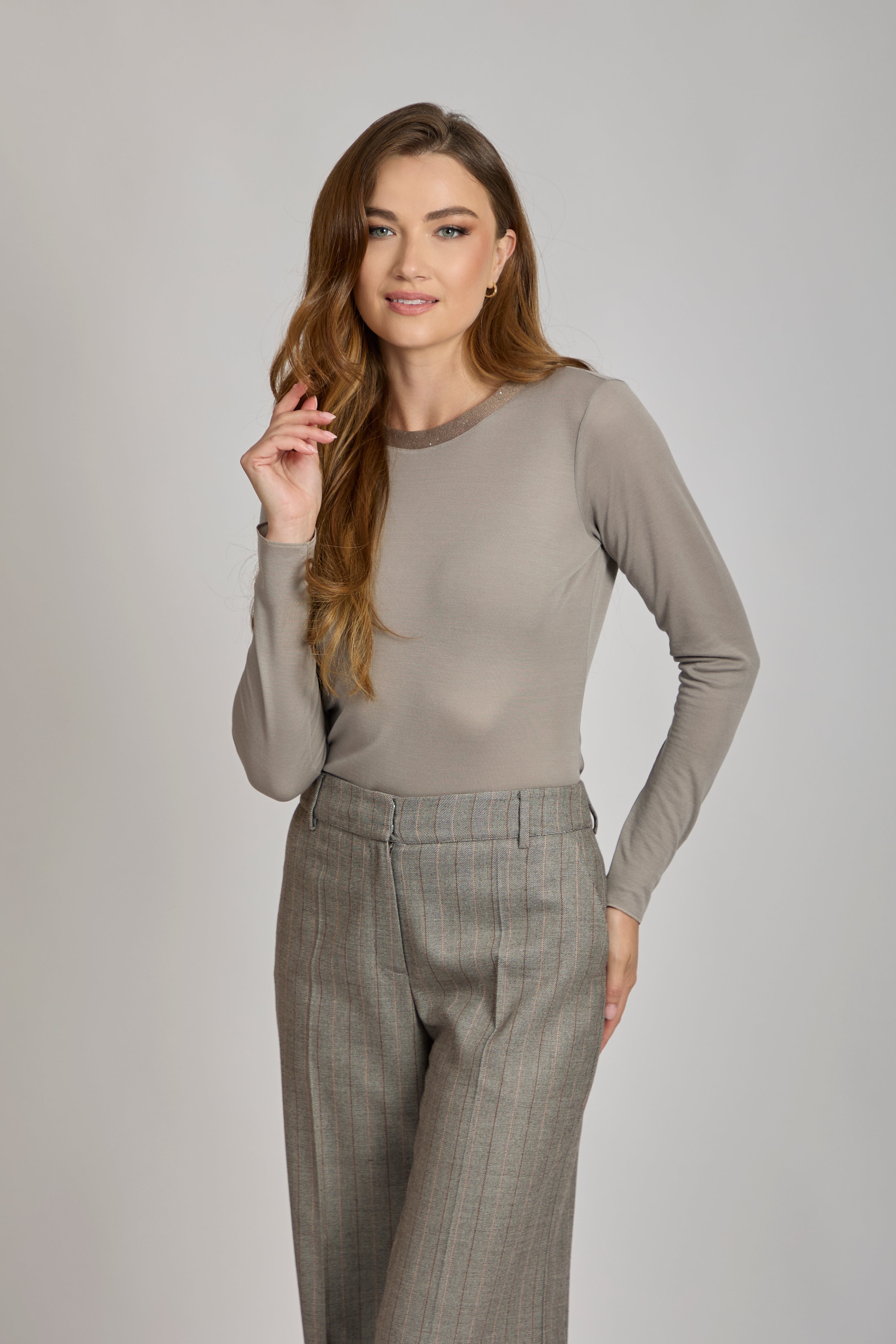 Cashmere round-neck top in fine knit with clean round neckline and smooth finish