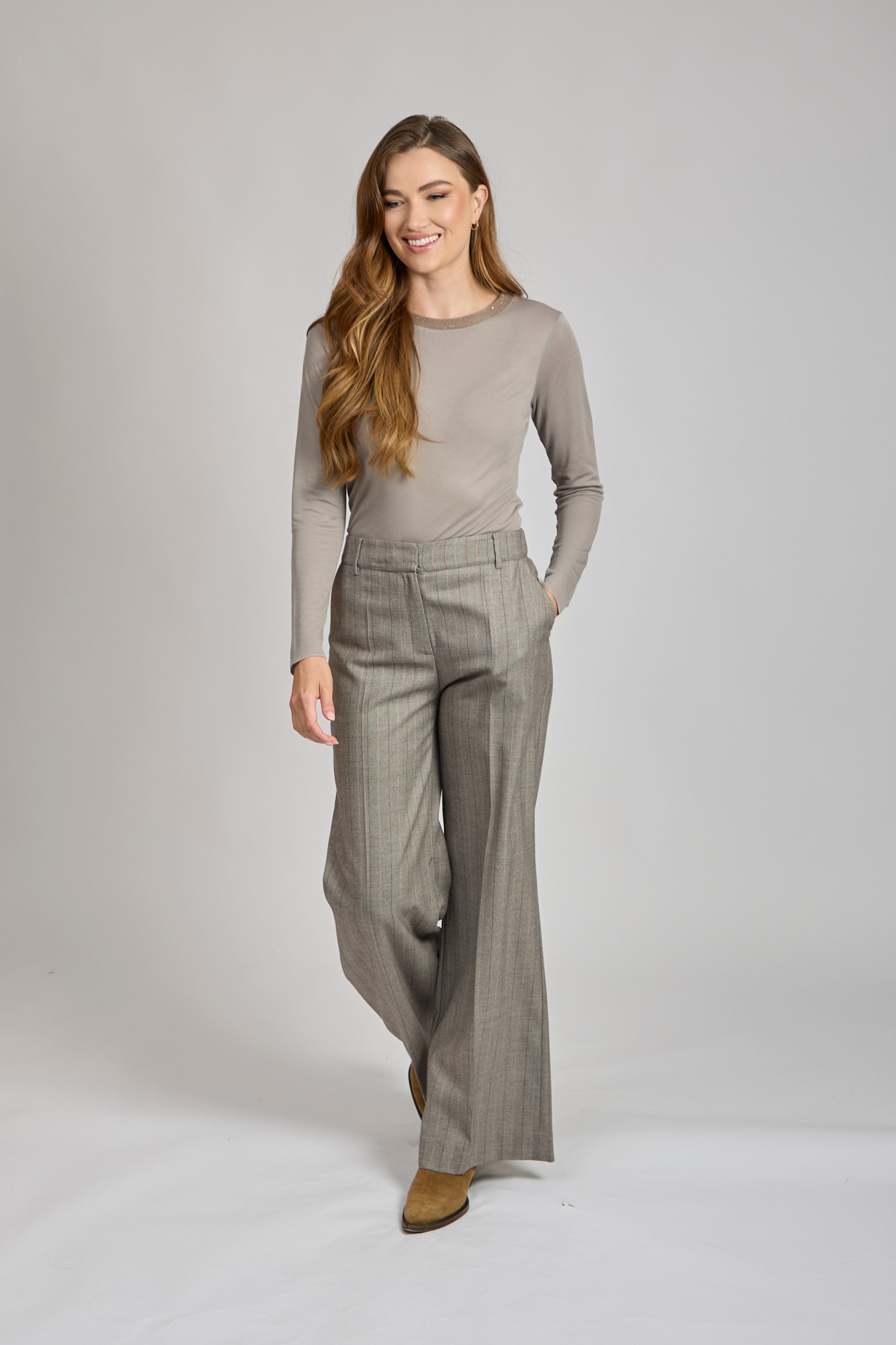 Cashmere round-neck top with fine knit and minimalist cut, Divine Cashmere