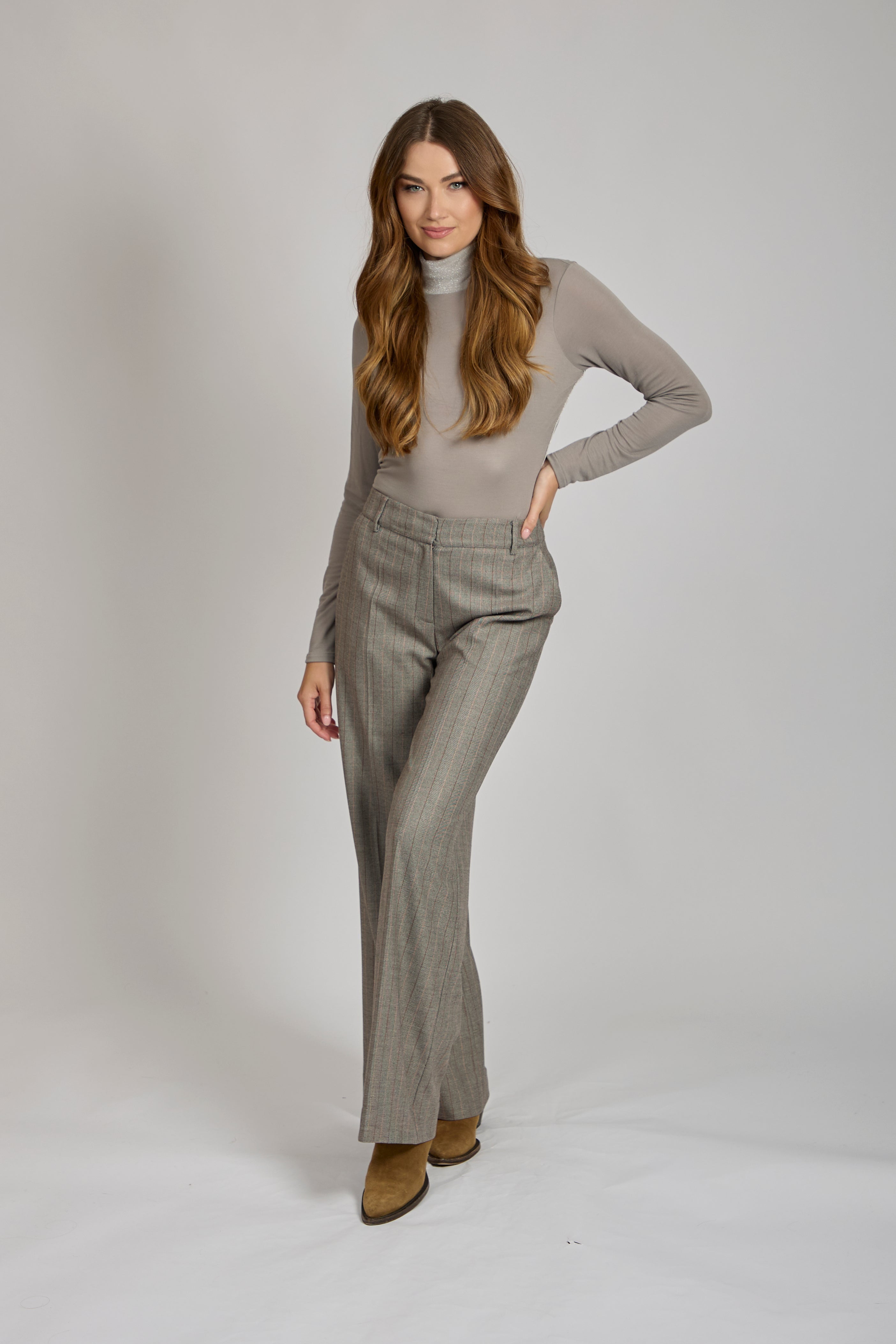 Divine Cashmere cashmere turtleneck top in Tortora, long-sleeve fine-knit silhouette