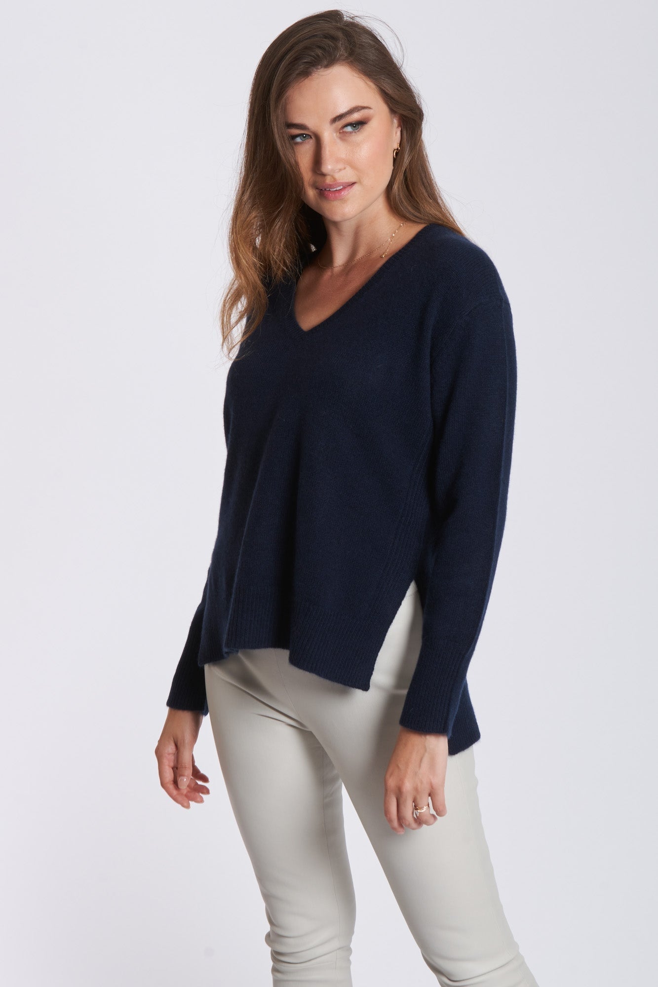 Cashmere V-neck jumper in Navy with long sleeves and fine knit texture.