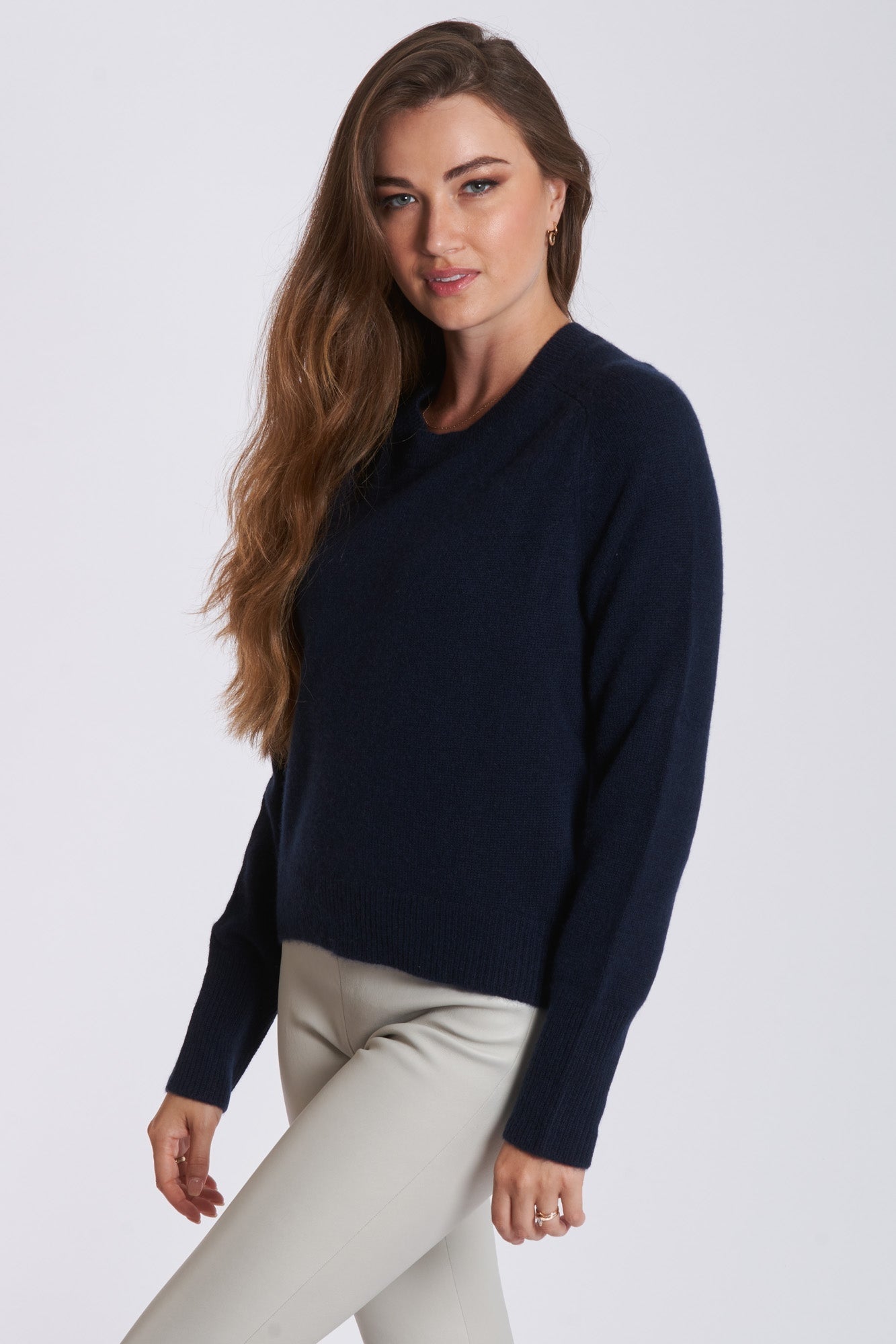Classic cashmere crew neck jumper with long sleeves and fine-knit finish