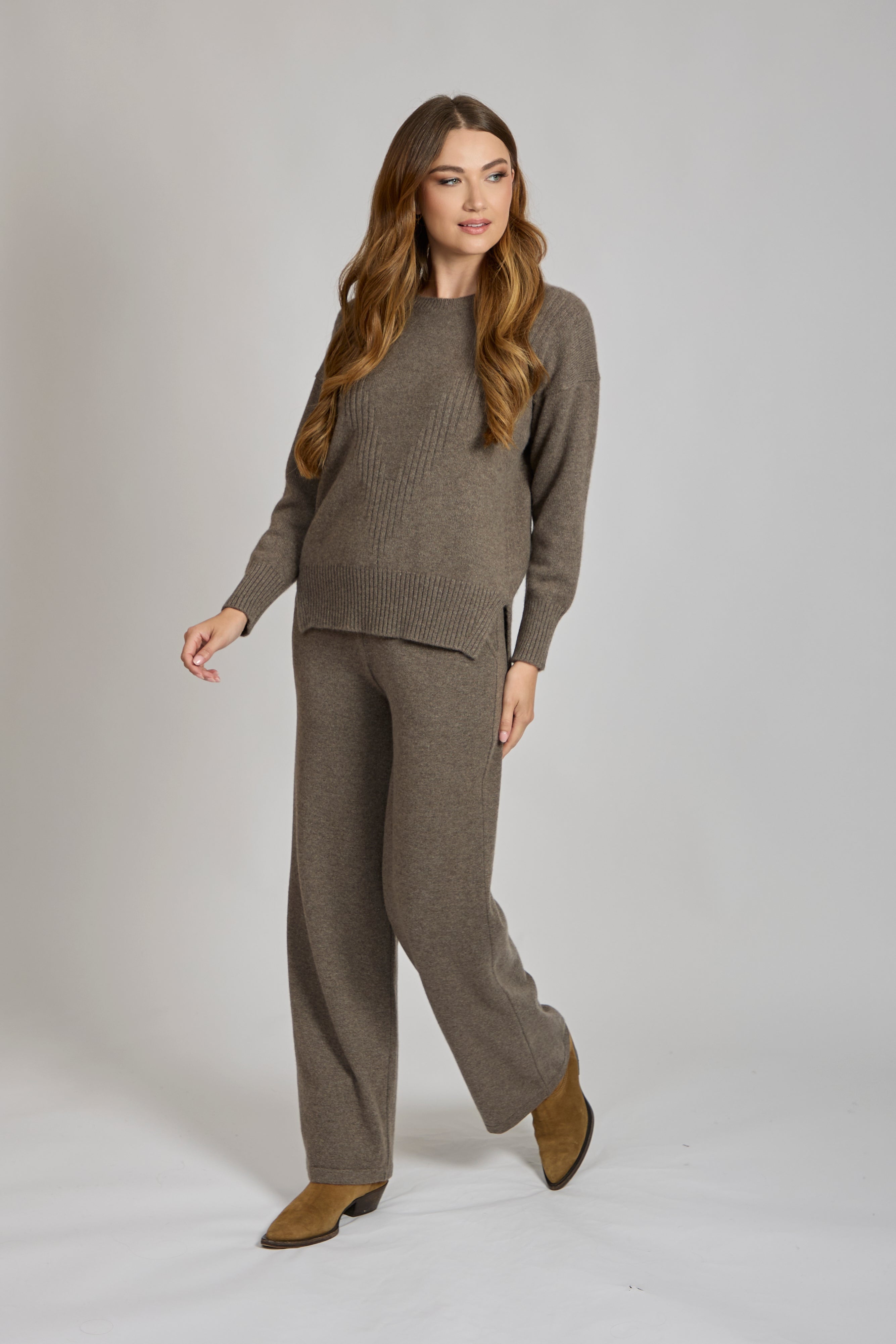 Divine Cashmere classic cashmere crew neck sweater with ribbed cuffs and hem, regular fit