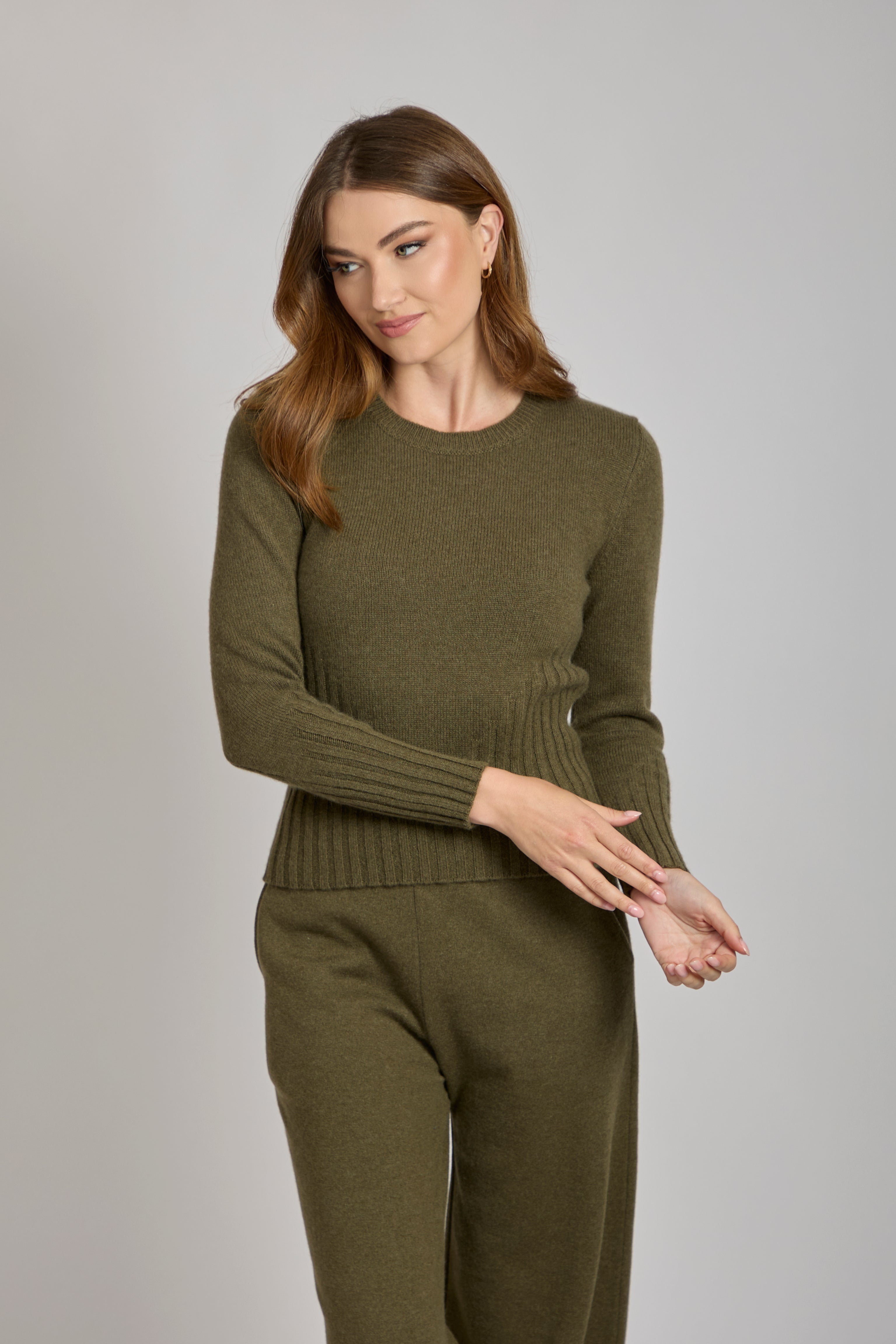 Divine Cashmere classic crew neck cashmere jumper with long sleeves and ribbed cuffs and hem