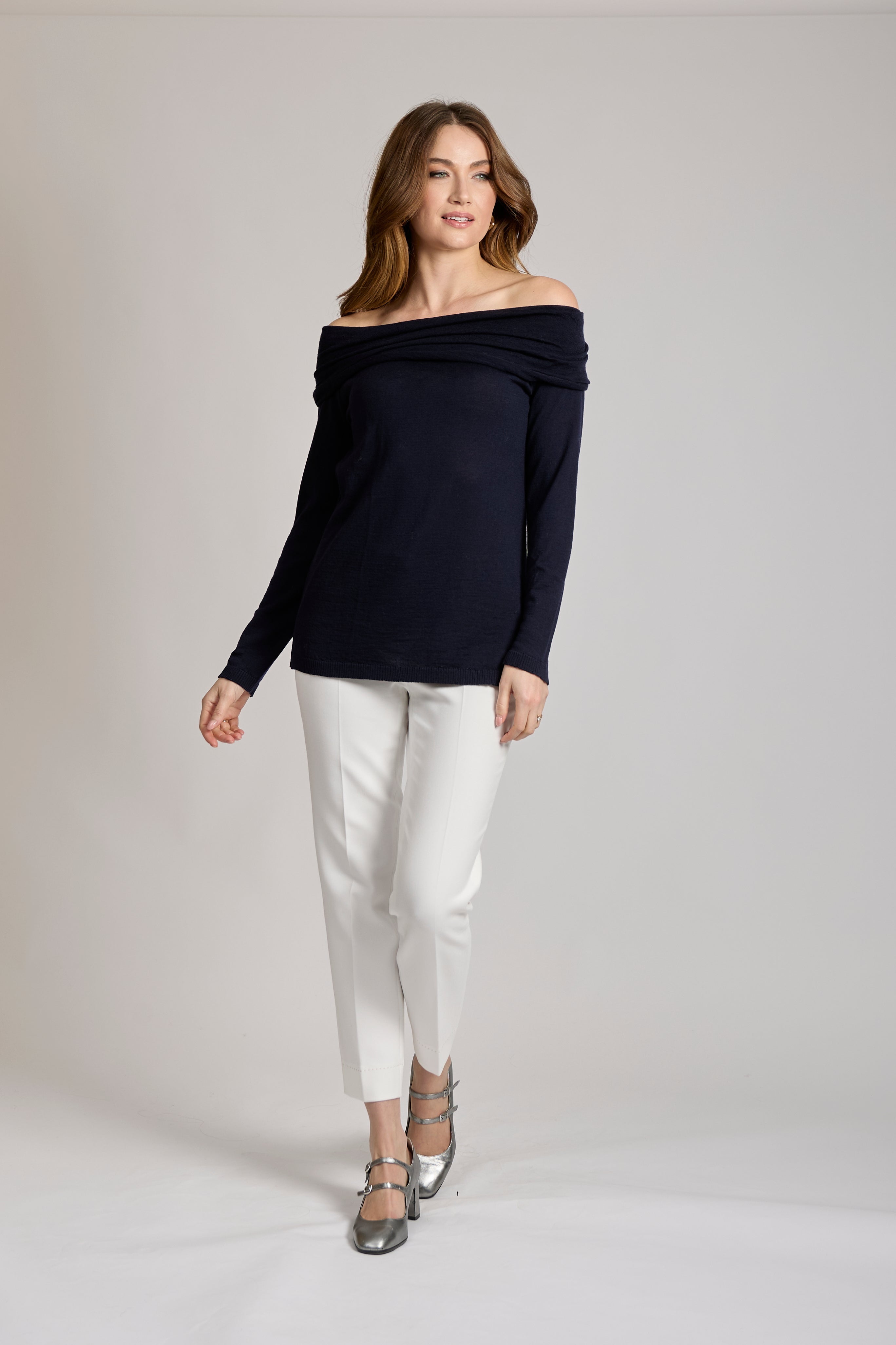 Divine Cashmere crewneck sweater in cashmere, ribbed neckline and cuffs, relaxed fit
