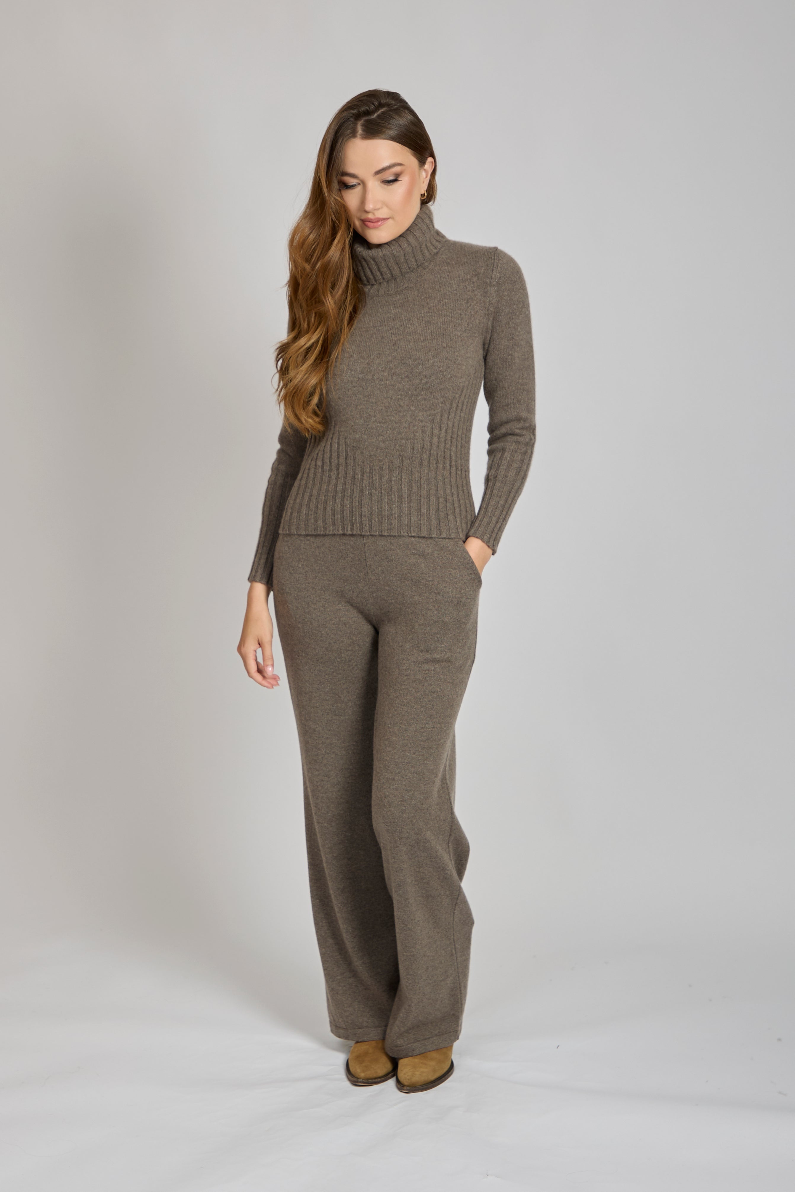 High-neck cashmere jumper, relaxed fit with ribbed cuffs and hem