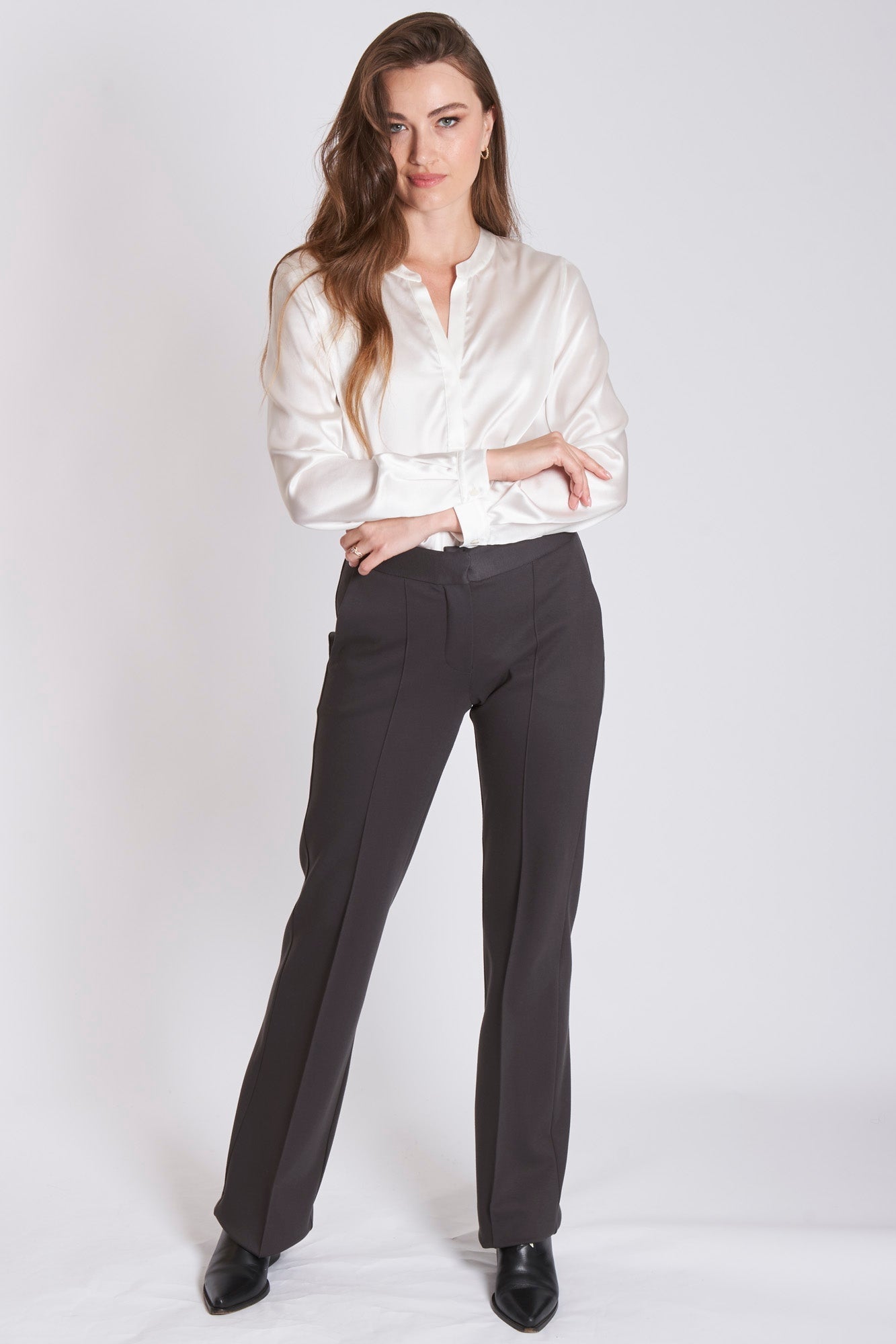 Divine Cashmere refined trousers in soft cashmere with tailored straight cut and pressed front crease