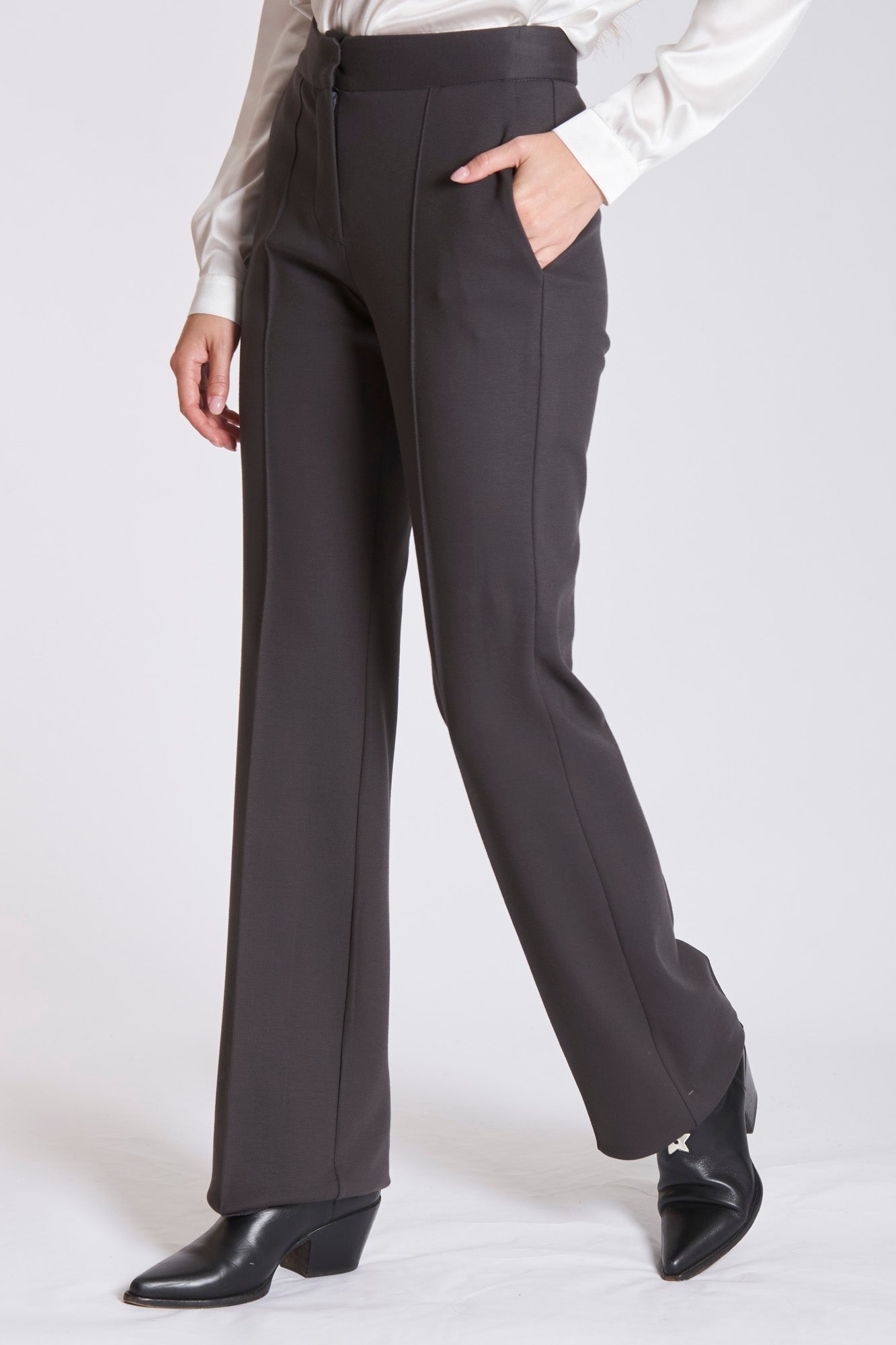 Refined cashmere trousers with tailored straight cut, clean waistband and minimal detailing