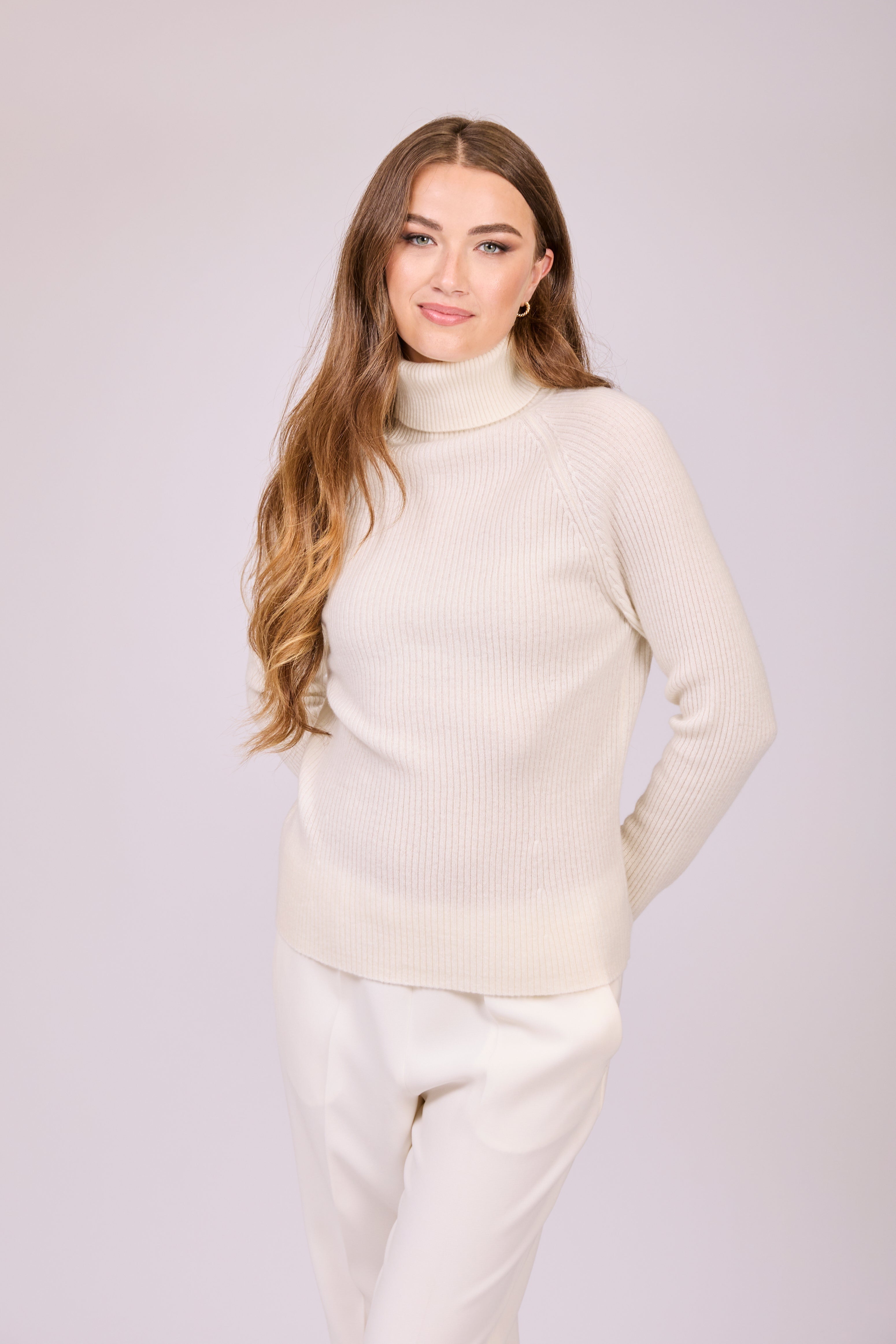 Ribbed cashmere turtleneck in creme with slim fit and long sleeves
