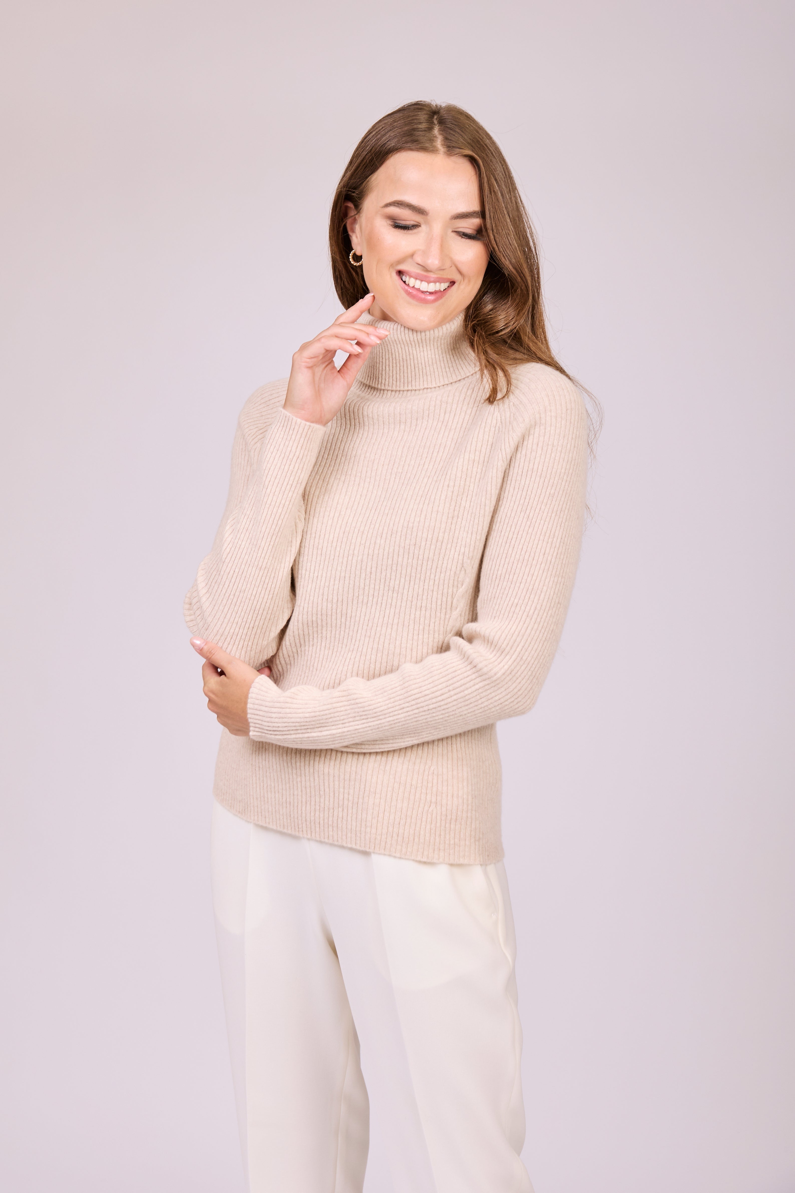 Ribbed cashmere turtleneck sweater with long sleeves and fitted silhouette