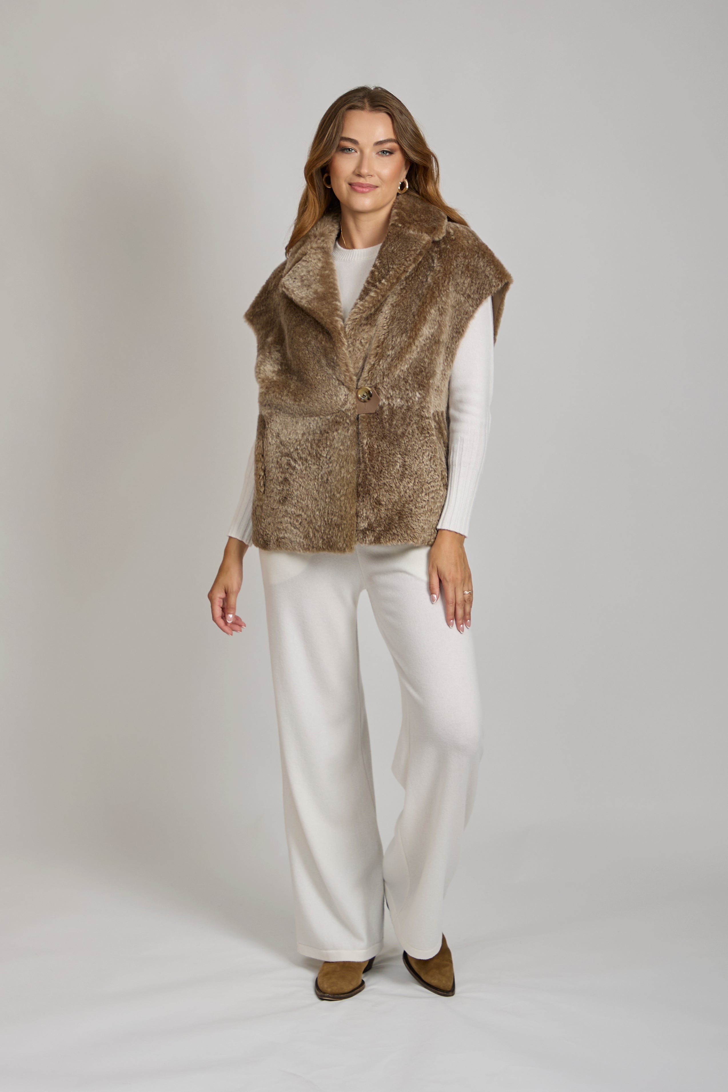 Reversible shearling cape with wide collar and relaxed drape, Divine Cashmere