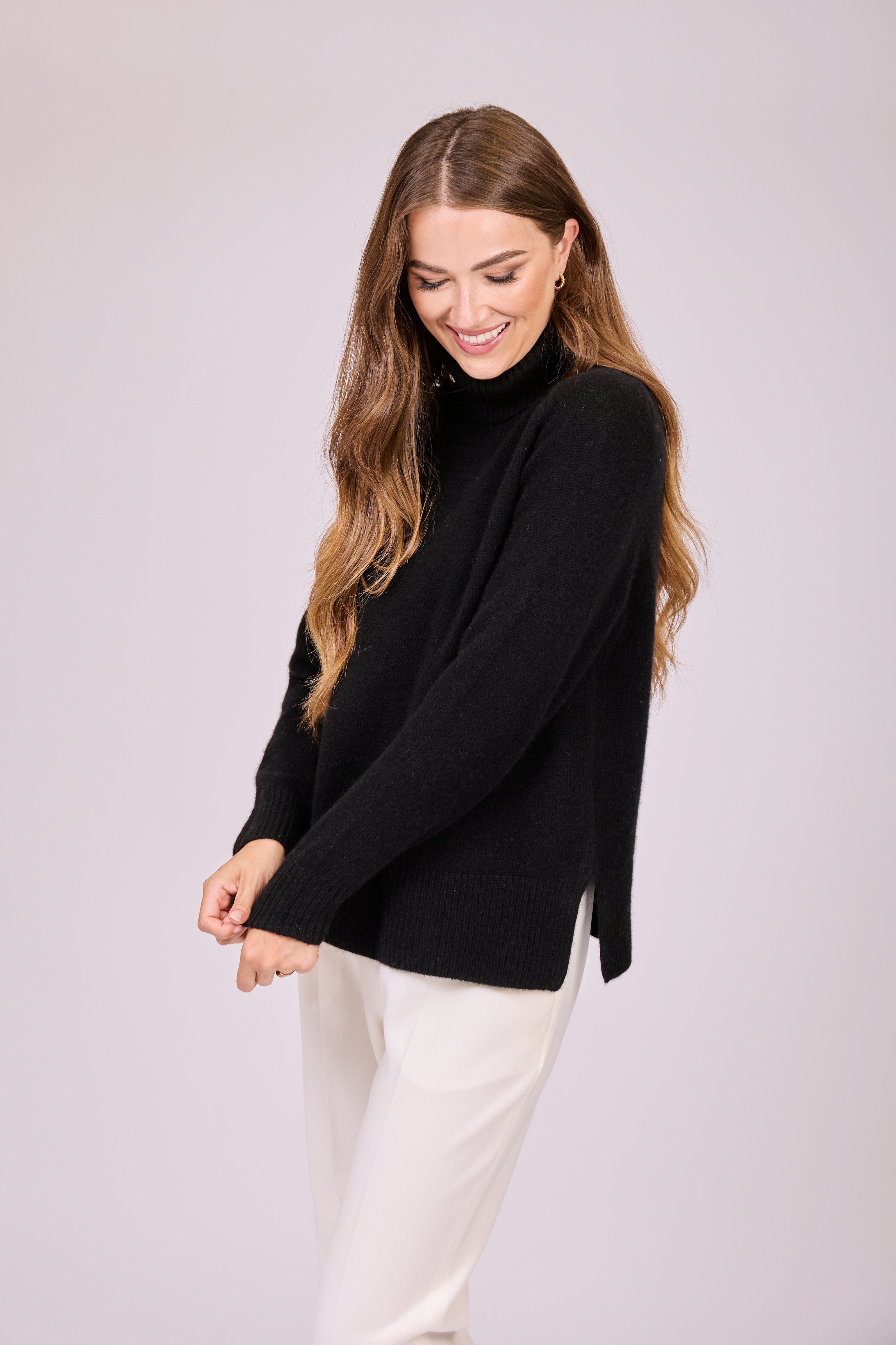 Thick cashmere turtleneck sweater with chunky knit and long sleeves