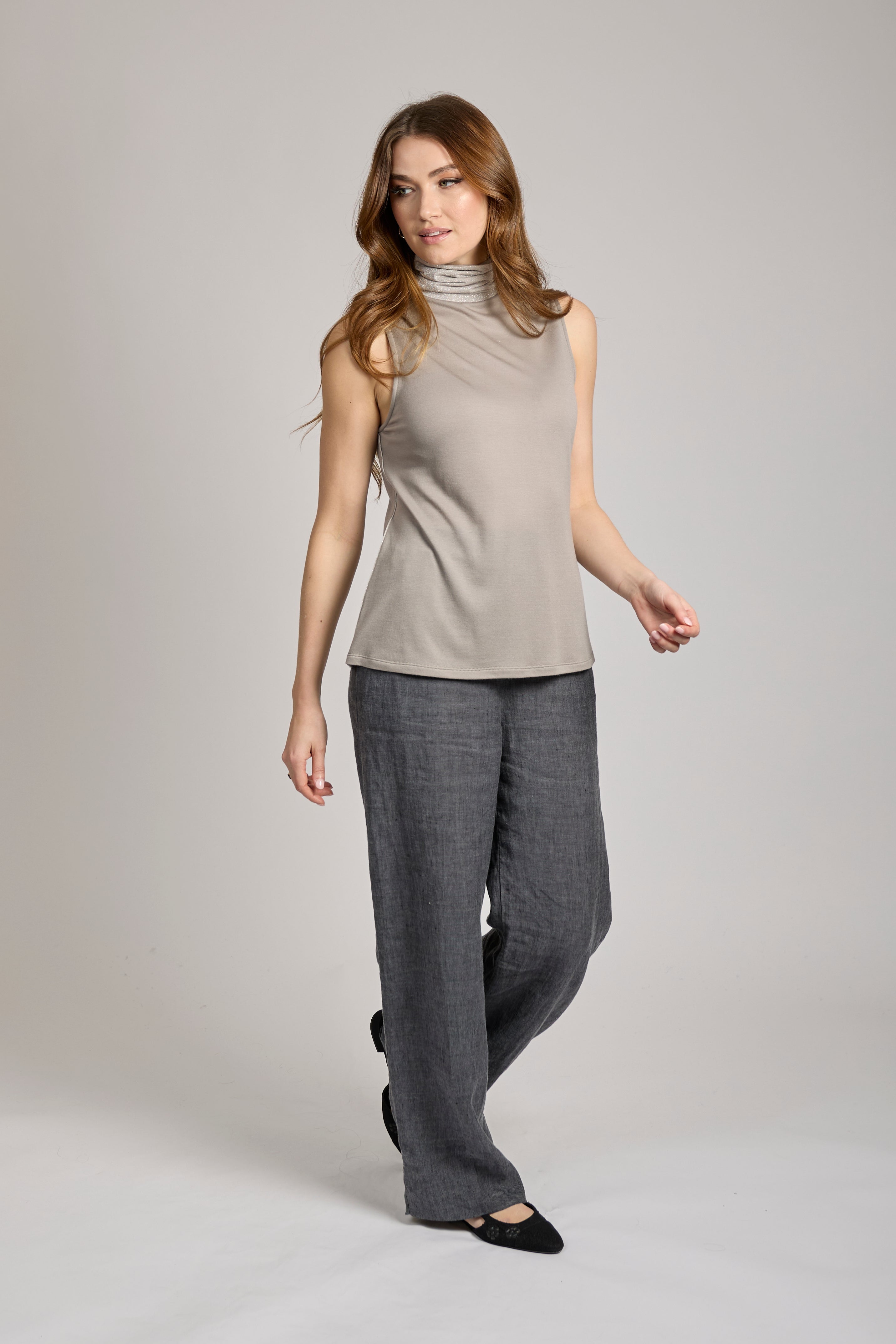 Cashmere turtleneck sweater in Tortora with long sleeves and relaxed fit.