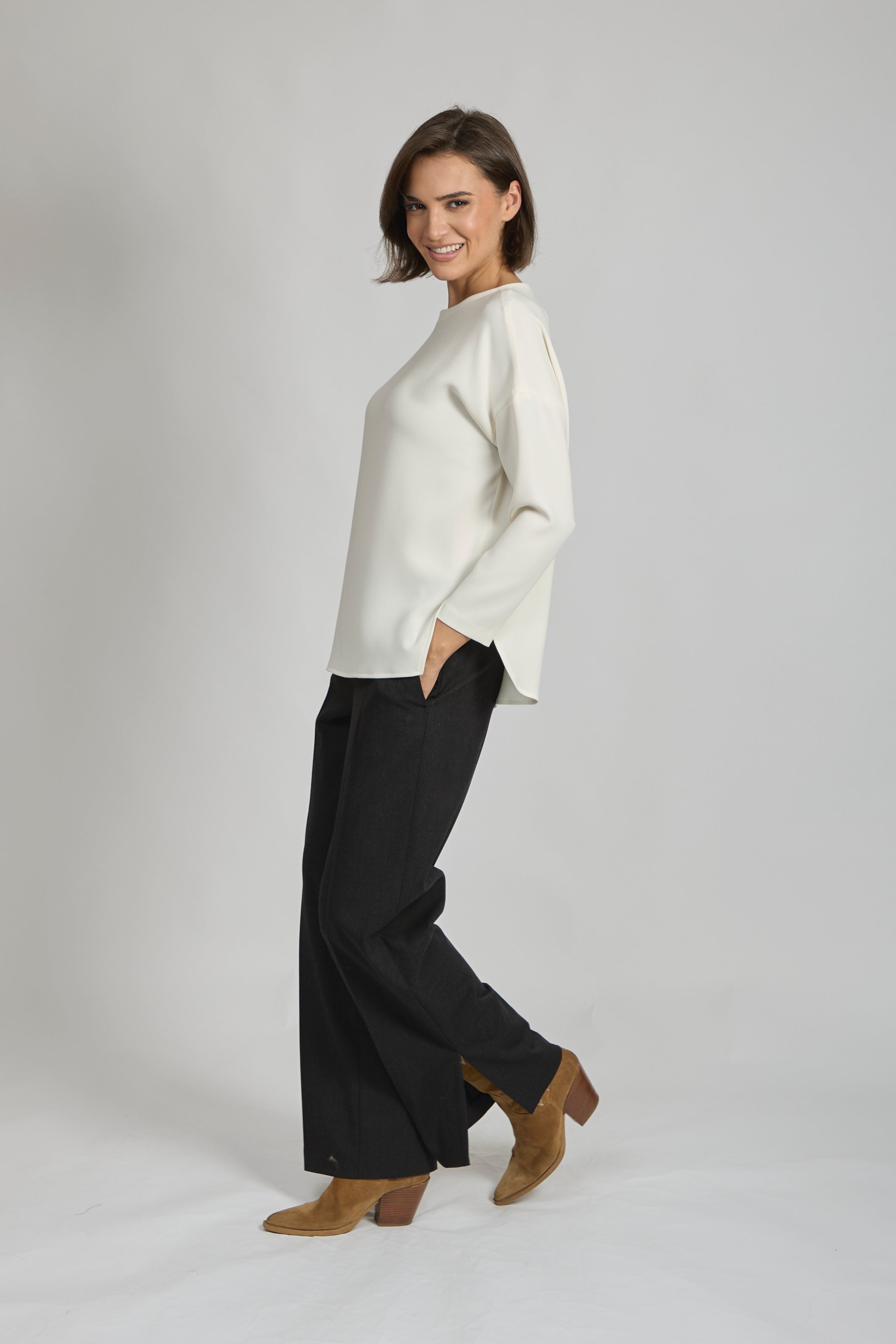 Wool-blend flare trousers in Anthracite with flared leg and tailored cut, Divine Cashmere.